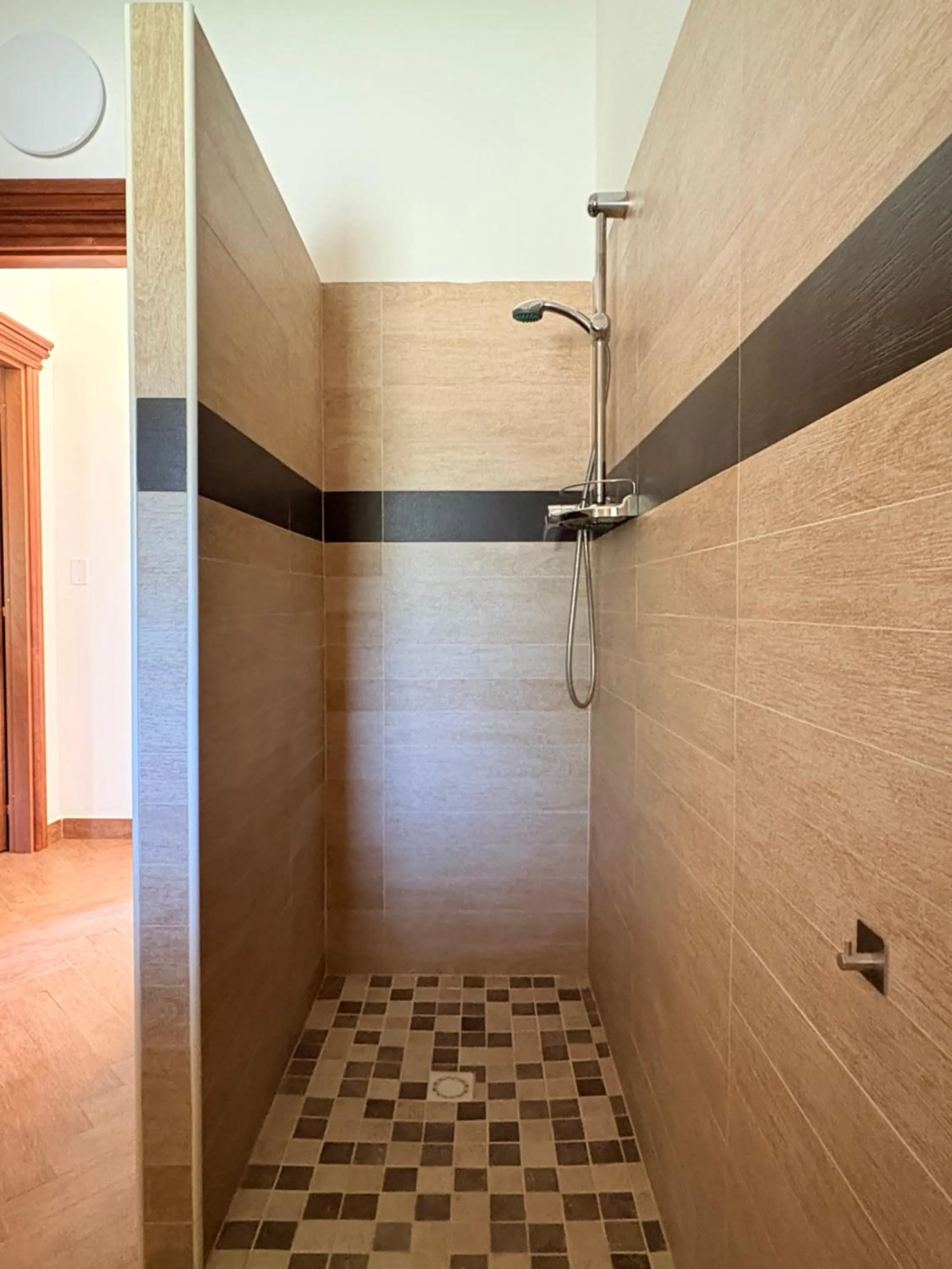 Shower in Lugh'e Luna Village