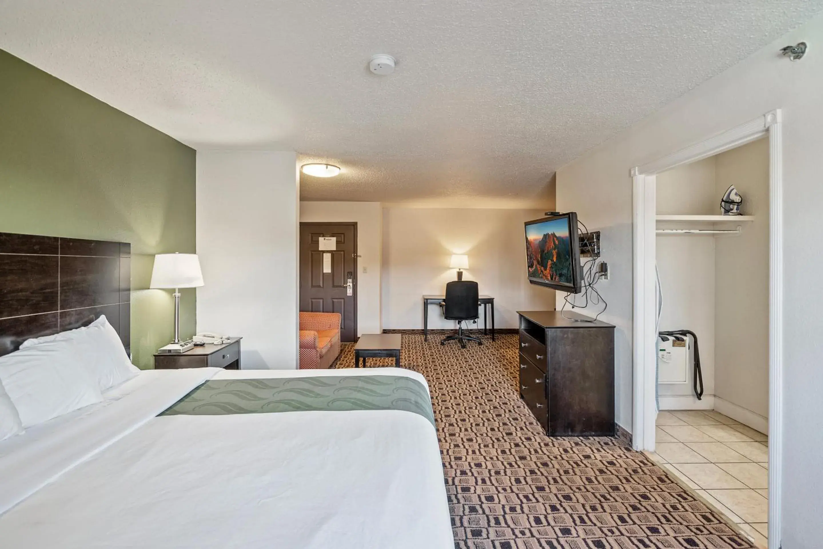 Bedroom, Bed in Coratel Suites Bedroom, Bed in Coratel Suites