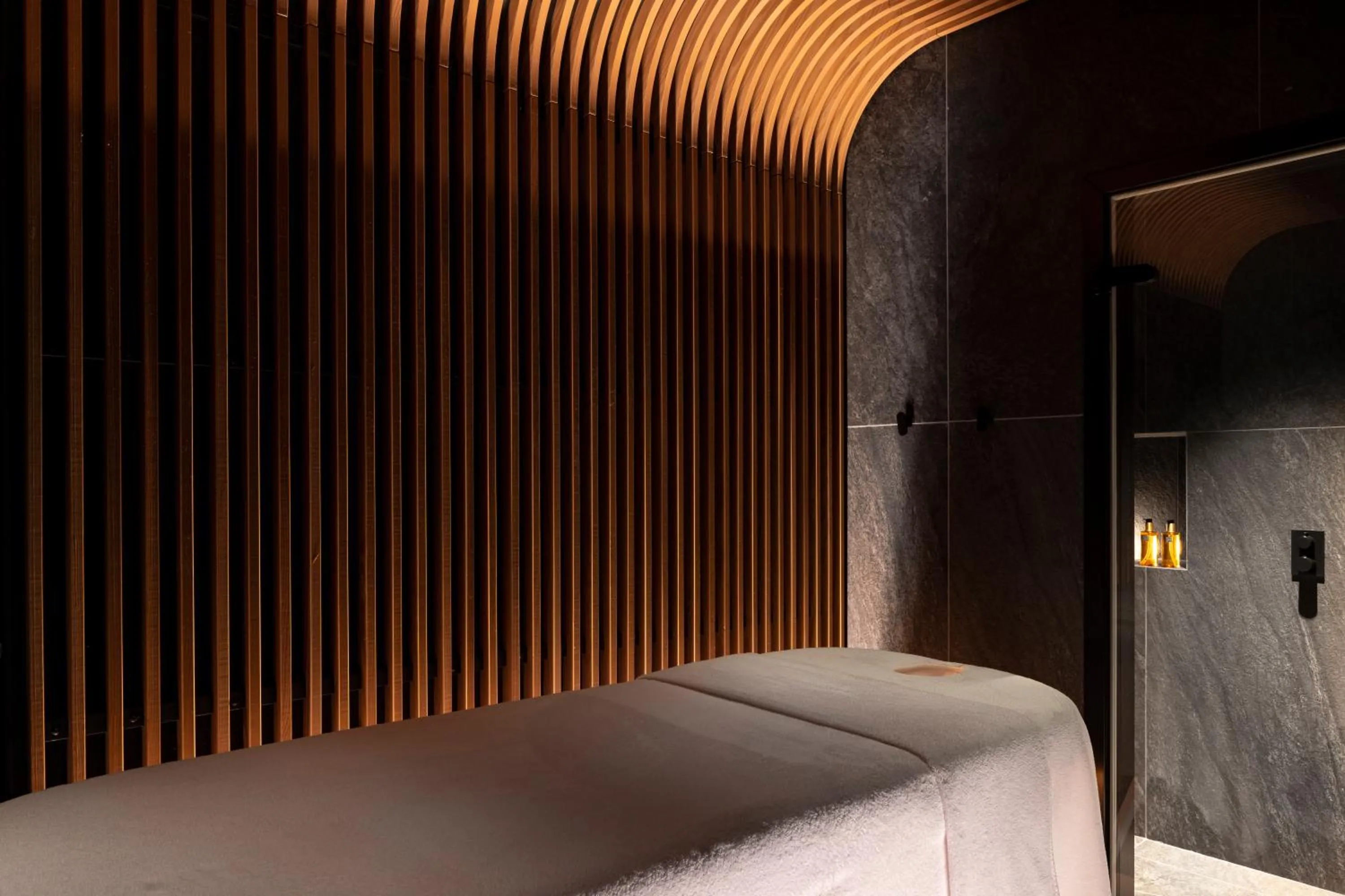 Massage, Bed in M Lodge & Spa