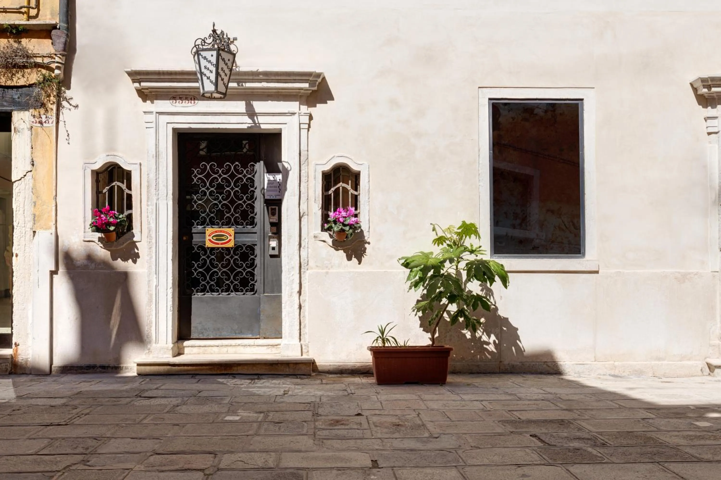 Facade/entrance in Hotel San Samuele