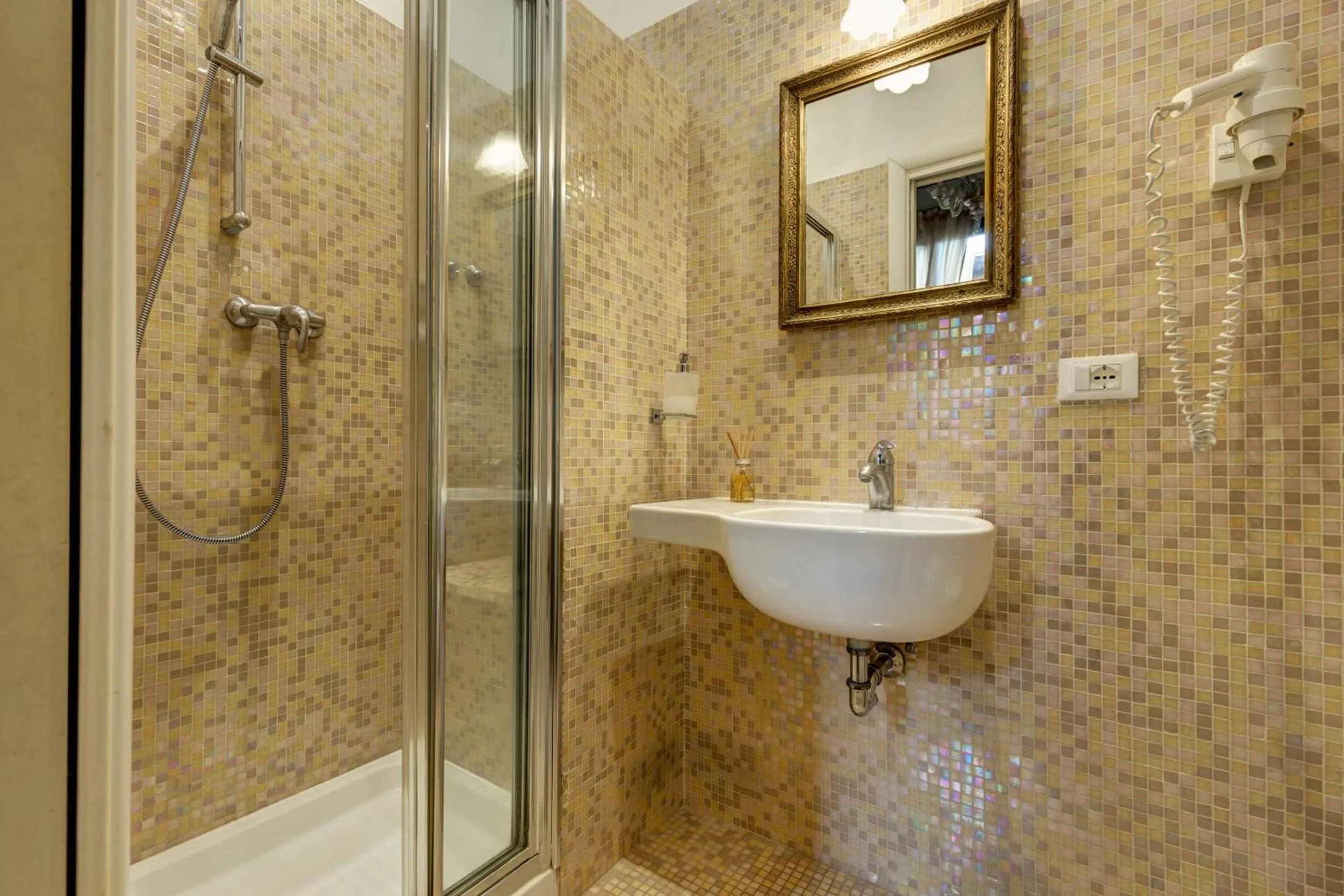 Shower, Bathroom in Hotel San Samuele