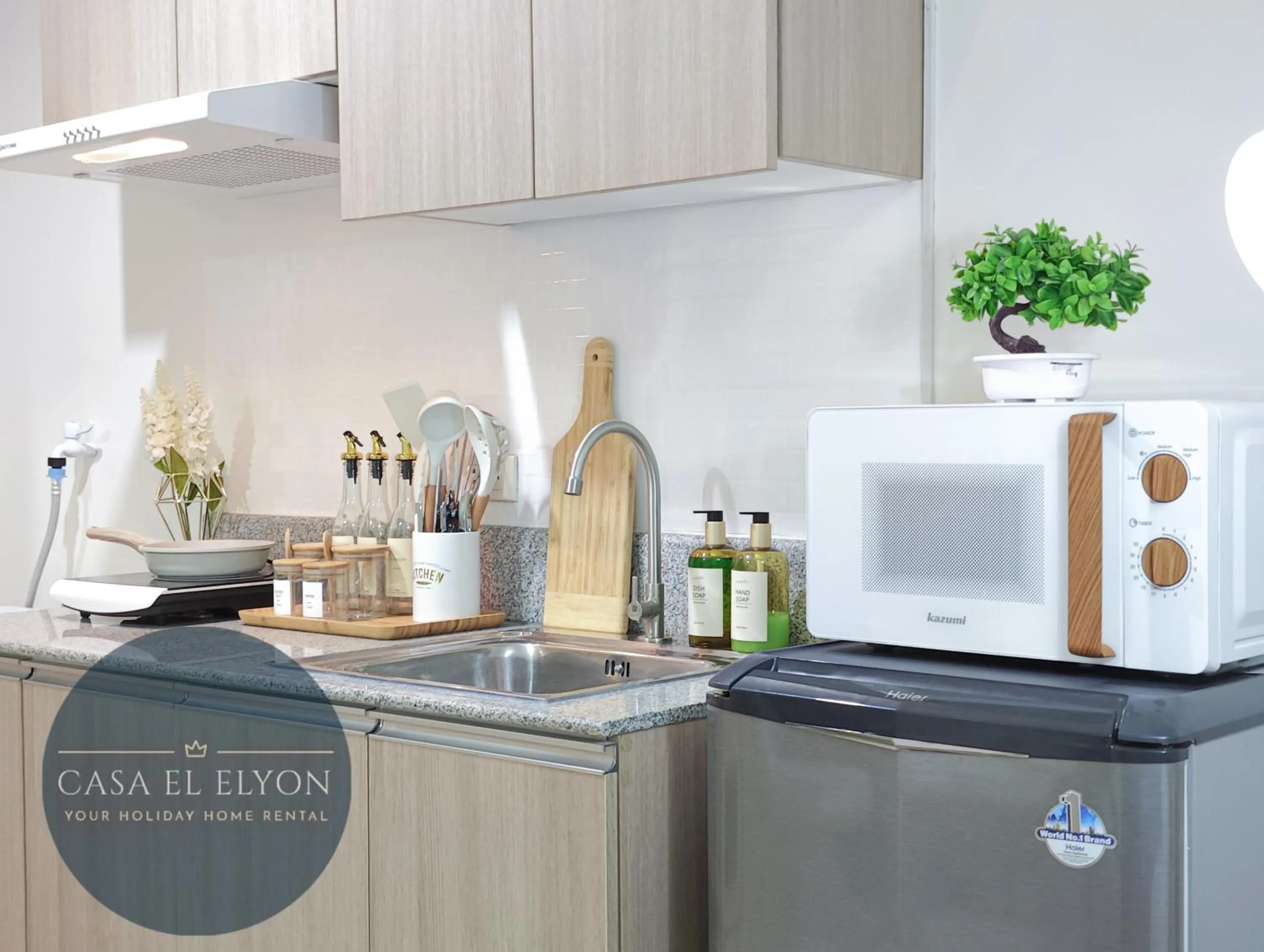 Kitchen or kitchenette in White Nordic Fully-Furnished Studio at INSPIRIA
