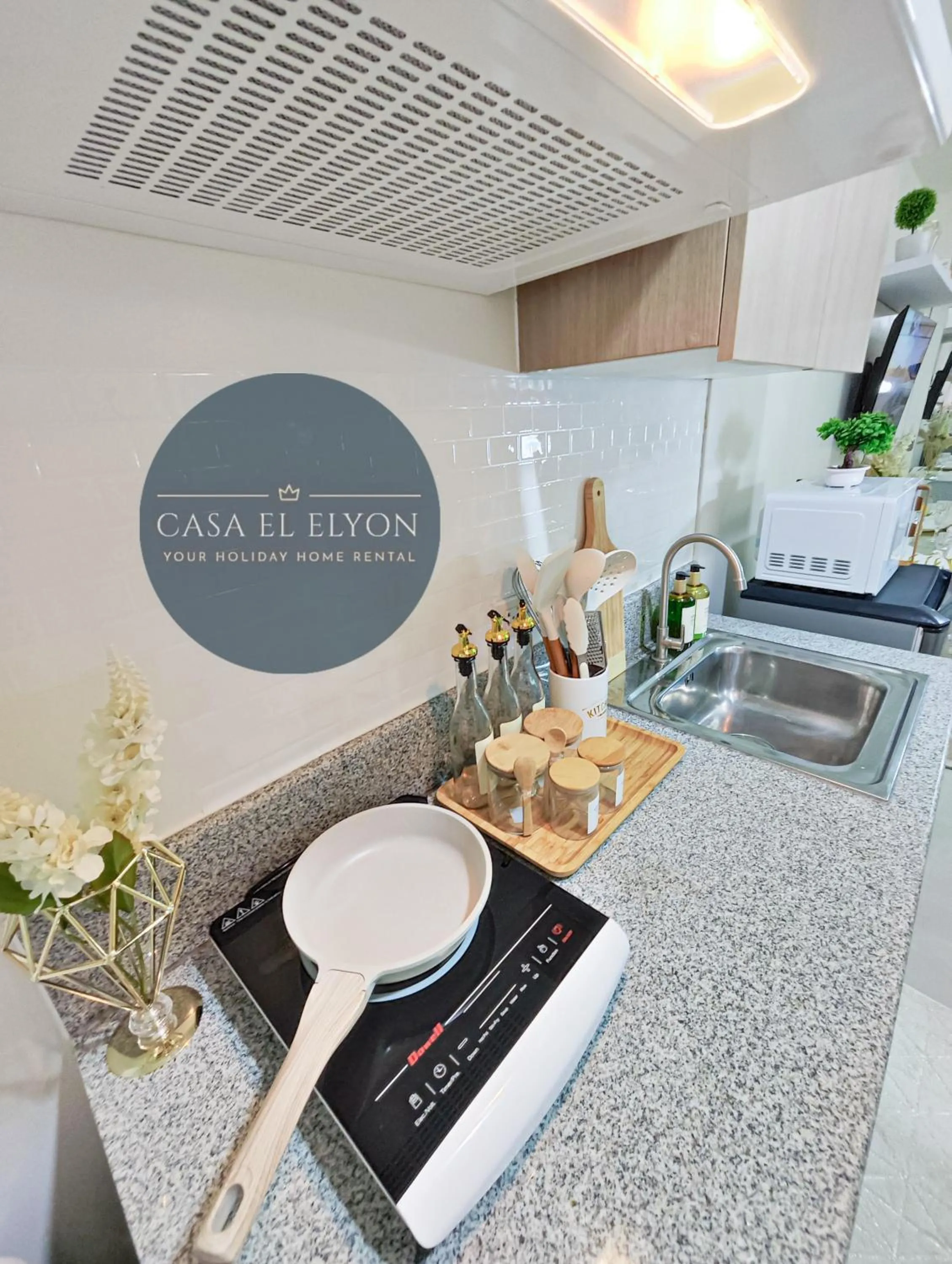 Kitchen or kitchenette in White Nordic Fully-Furnished Studio at INSPIRIA