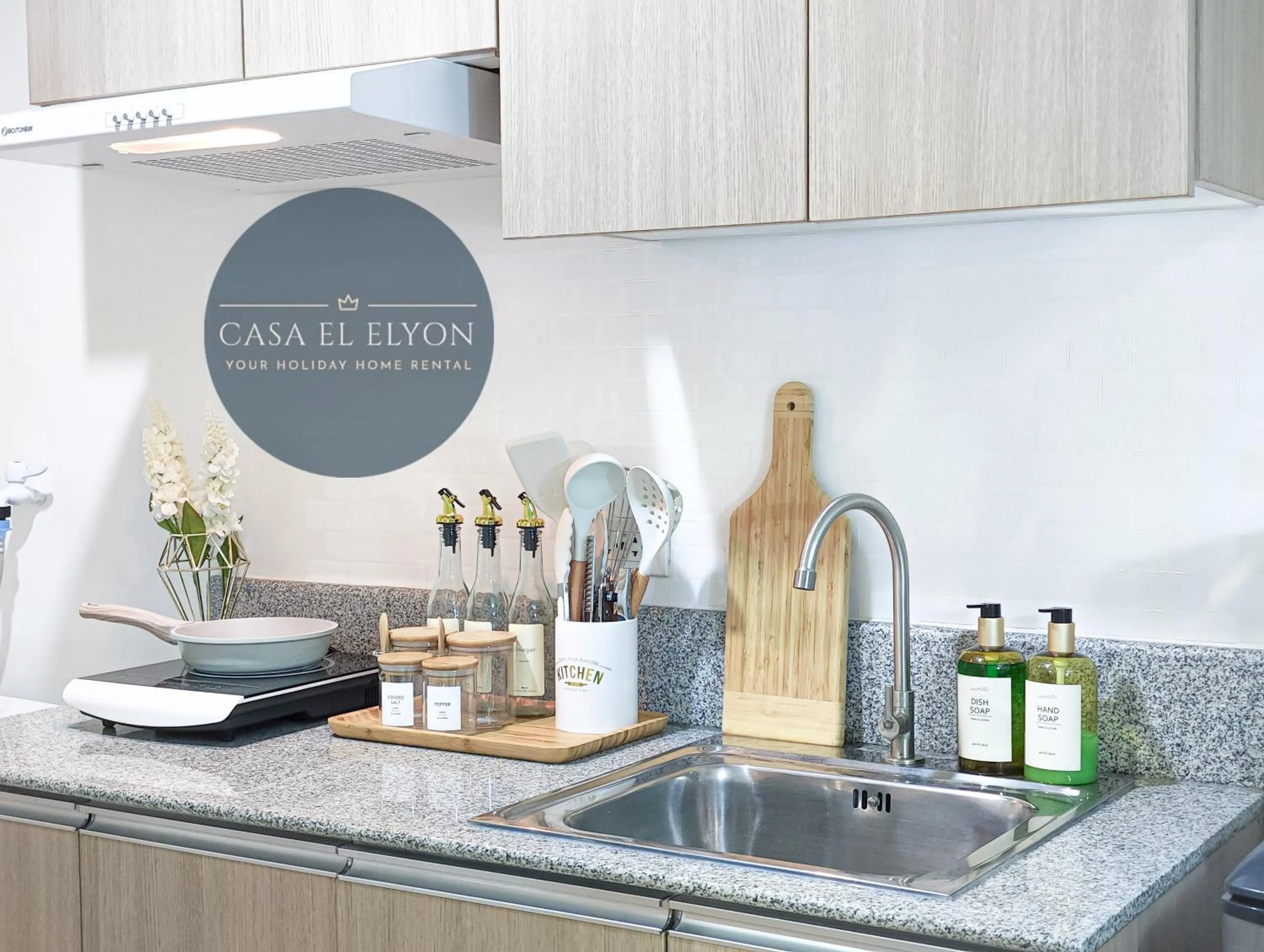 Kitchen or kitchenette in White Nordic Fully-Furnished Studio at INSPIRIA