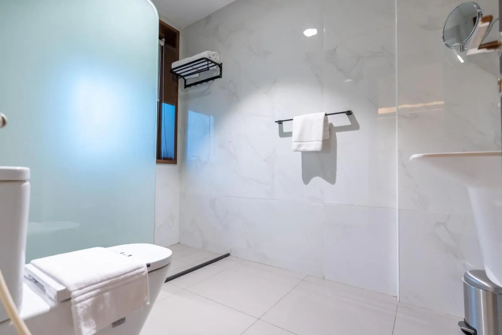 Toilet in Marlo Hotel - فندق مارلو