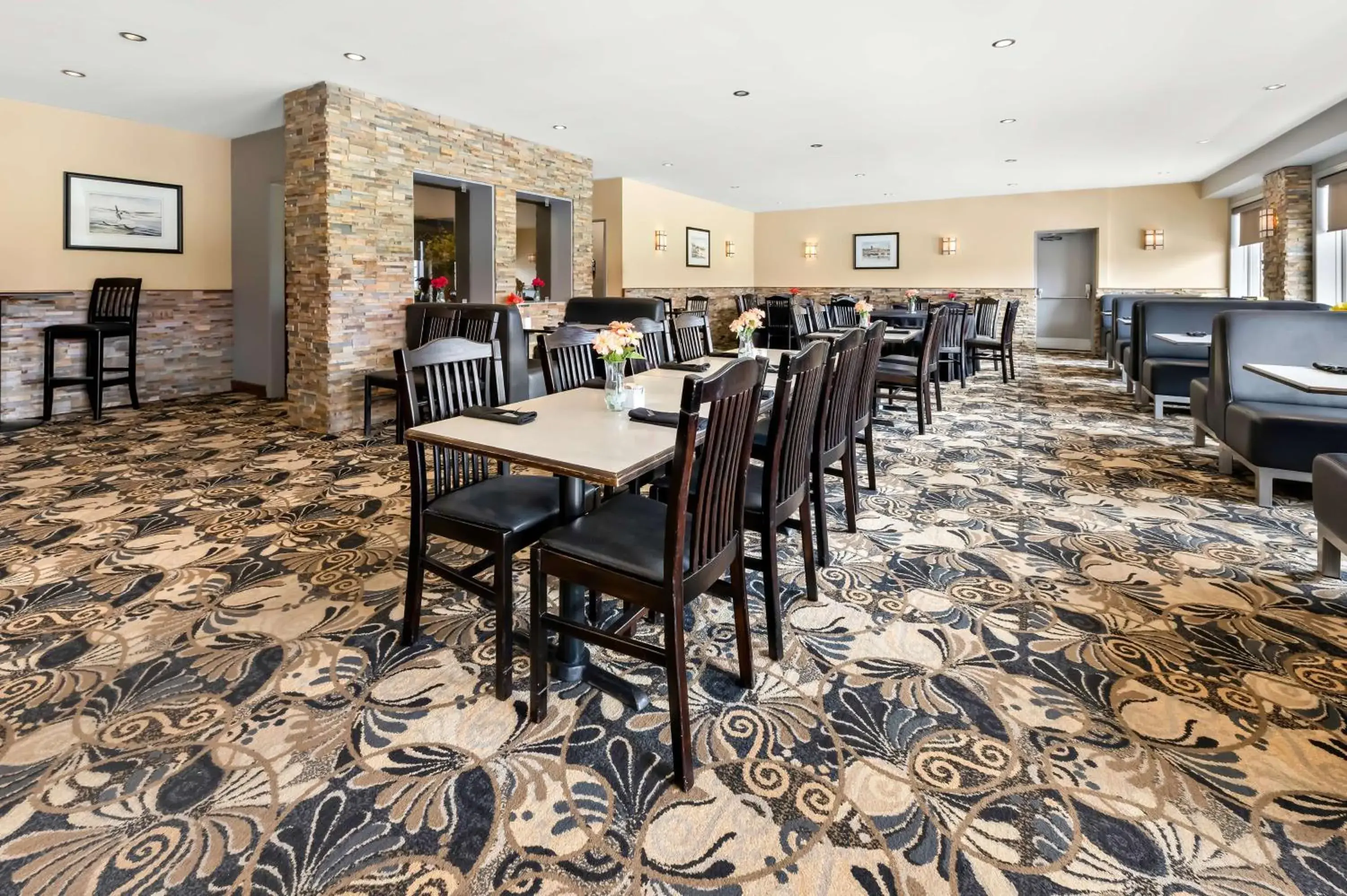 Lounge or bar in Best Western Plus NorWester Hotel & Conference Centre Lounge or bar in Best Western Plus NorWester Hotel & Conference Centre