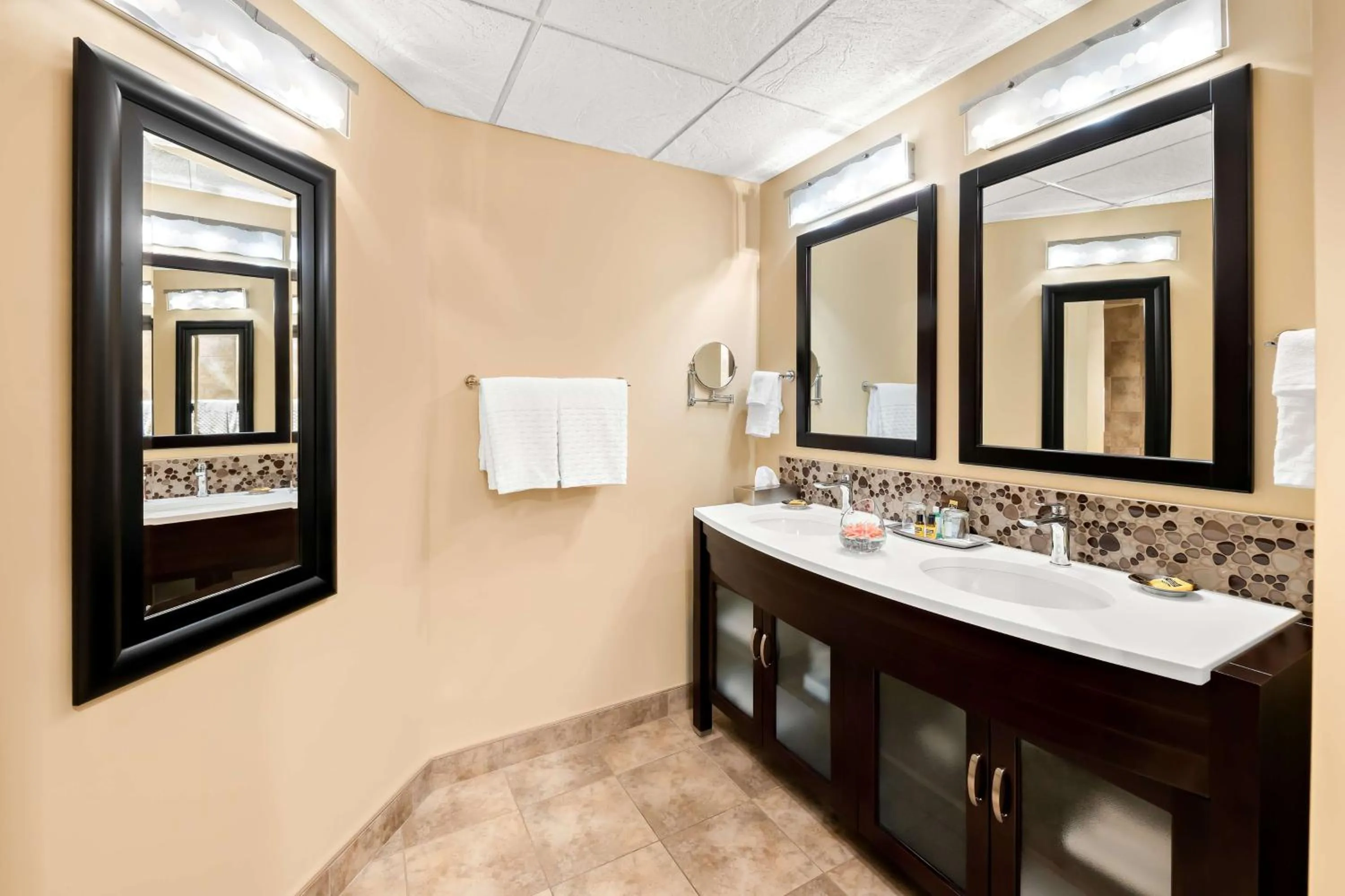 Bathroom in Best Western Plus NorWester Hotel & Conference Centre