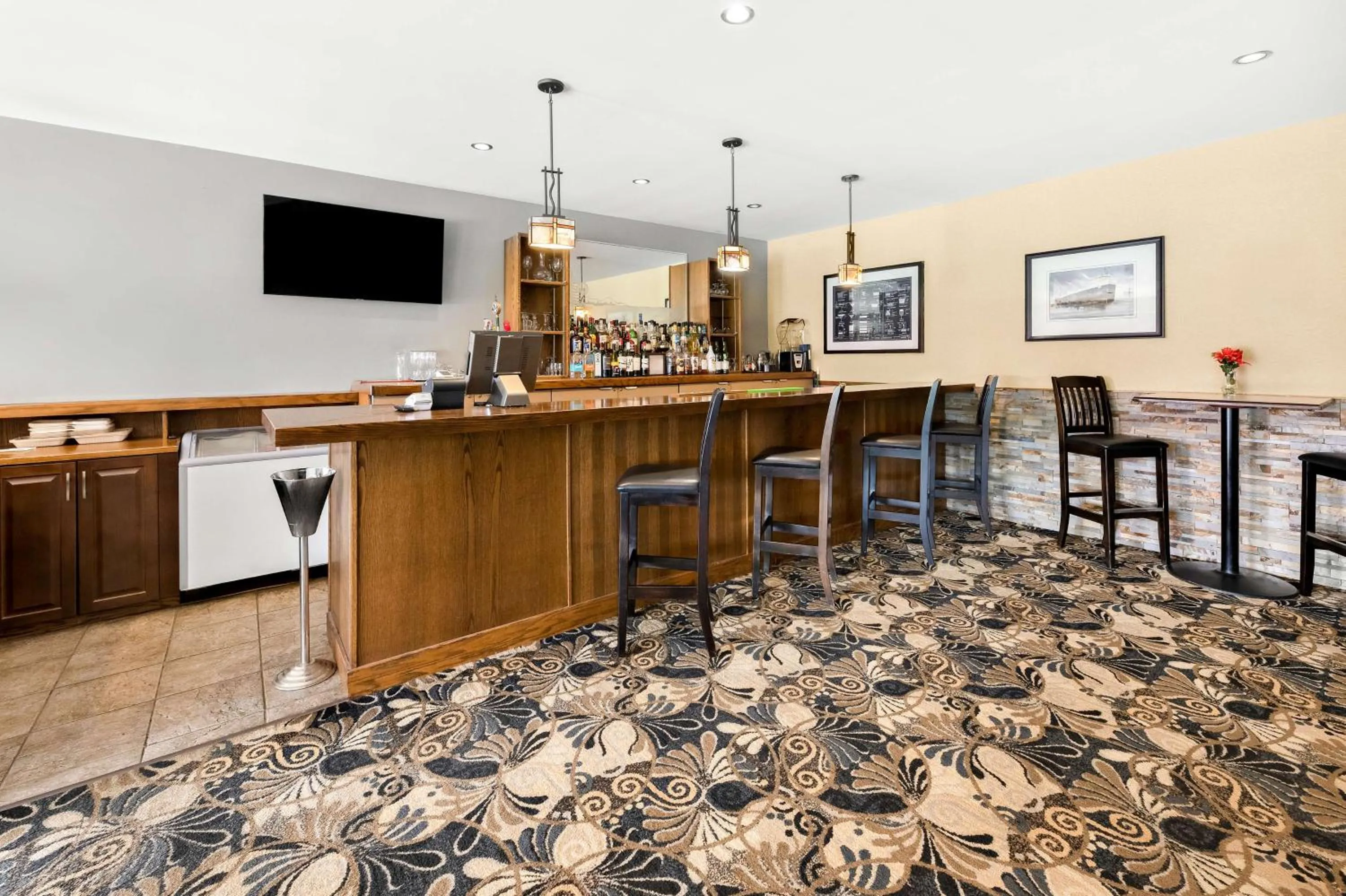 Lounge or bar in Best Western Plus NorWester Hotel & Conference Centre