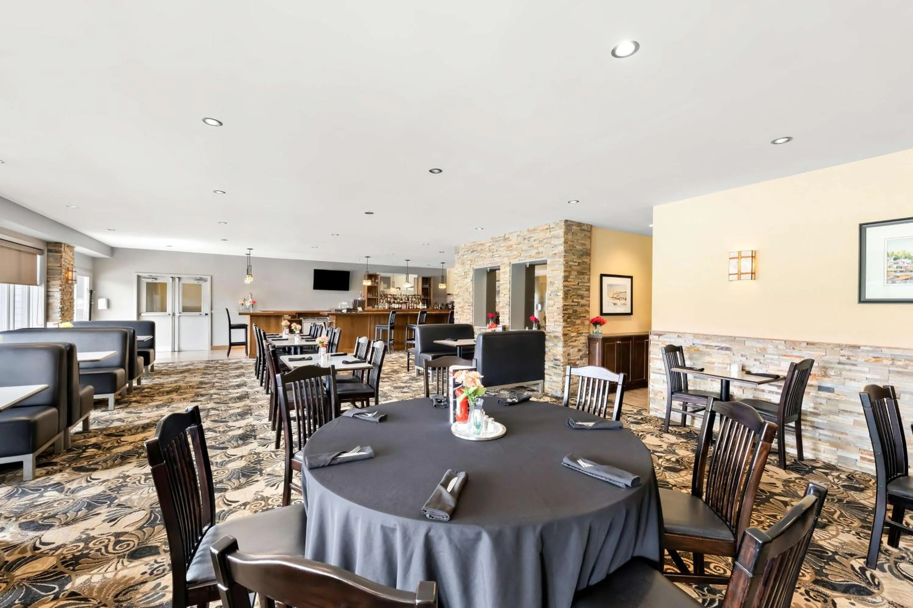 Lounge or bar in Best Western Plus NorWester Hotel & Conference Centre