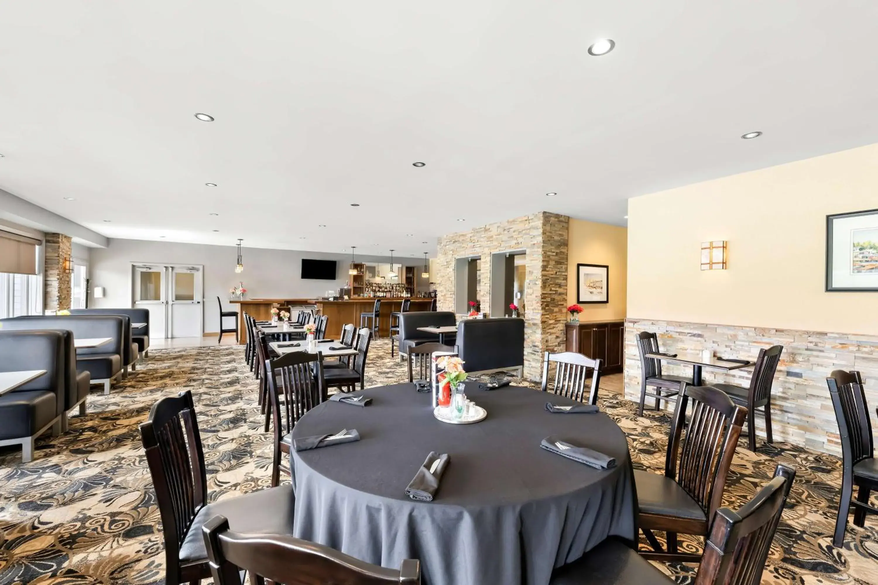 Lounge or bar in Best Western Plus NorWester Hotel & Conference Centre Lounge or bar in Best Western Plus NorWester Hotel & Conference Centre