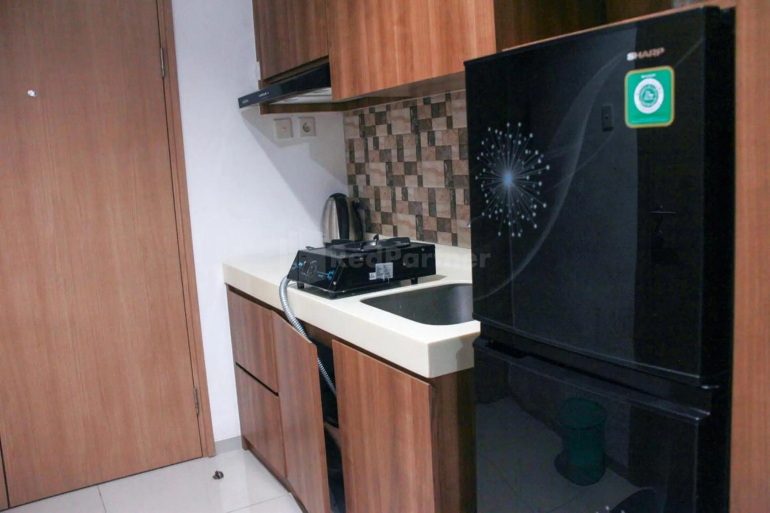 Communal kitchen in RedLiving Apartemen TreeParkCity - My Rooms Tower Alpine