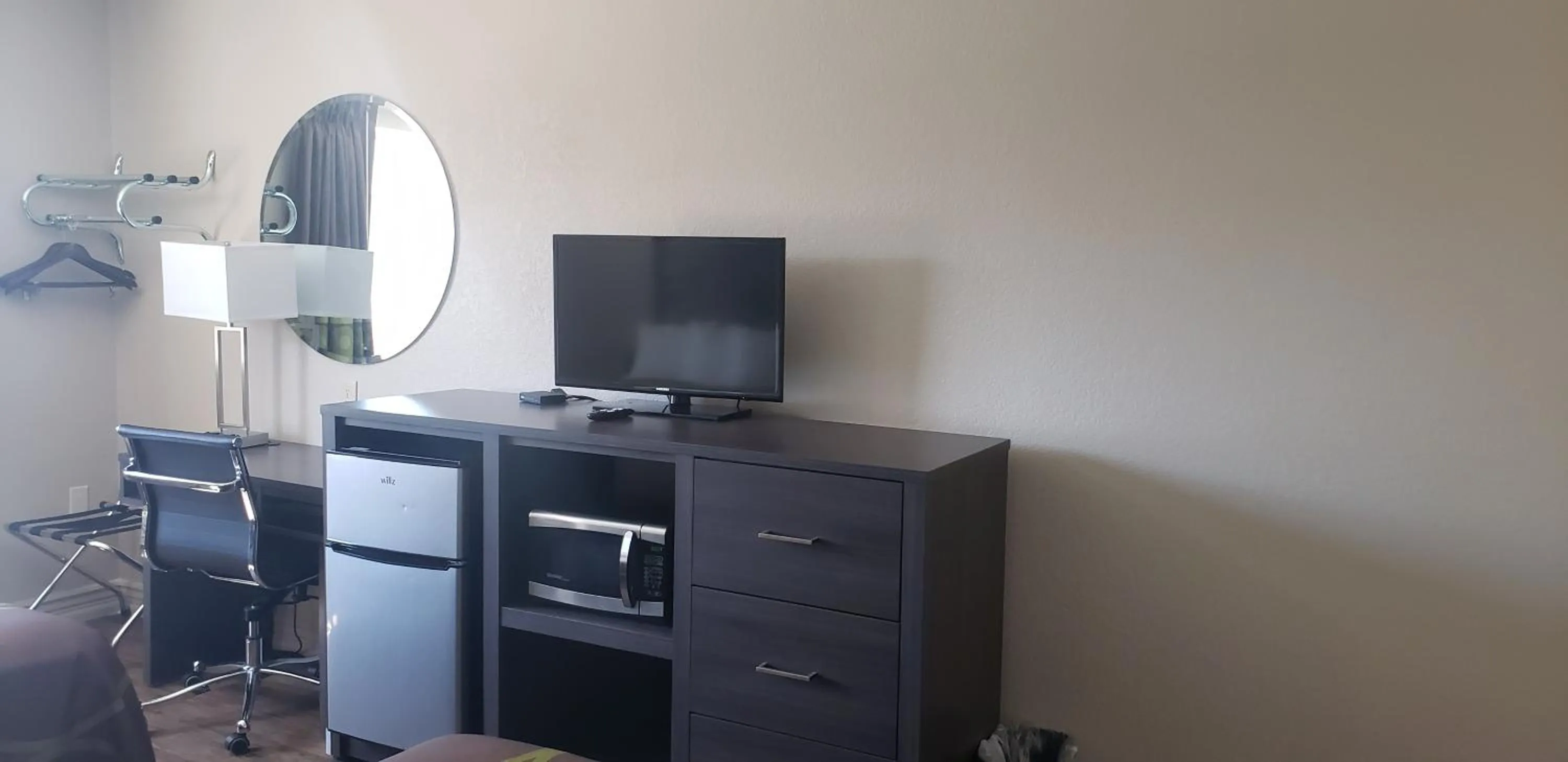 TV and multimedia in Super 8 by Wyndham Goodyear/Phoenix Area