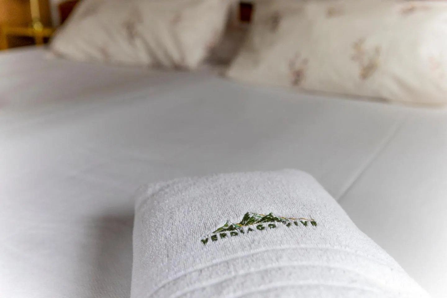 towels, Bed in El Hotel & SPA de Verdiago