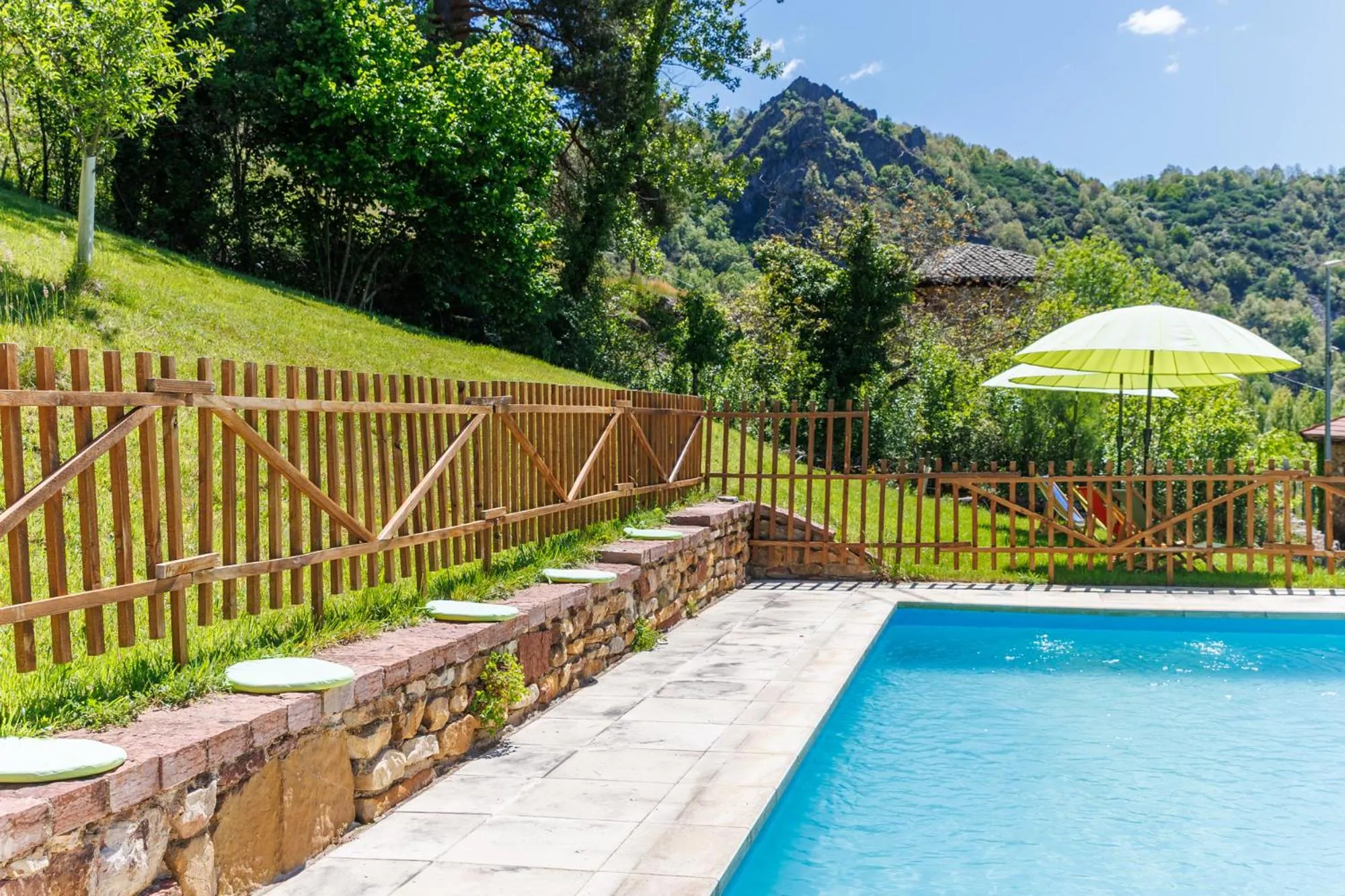 Swimming pool in El Hotel & SPA de Verdiago