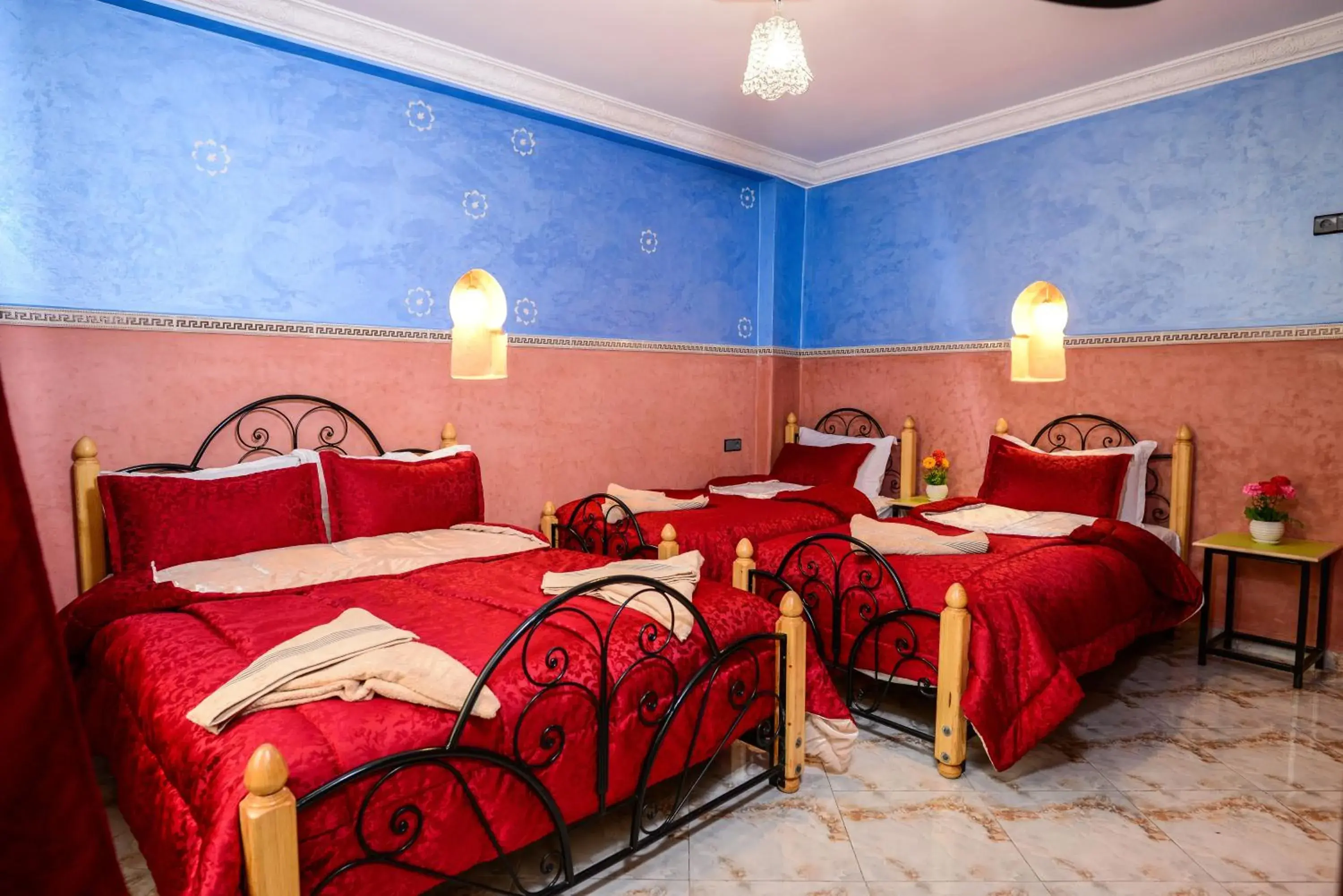 Quadruple Room with Shower in Hôtel Faouzi Quadruple Room with Shower in Hôtel Faouzi