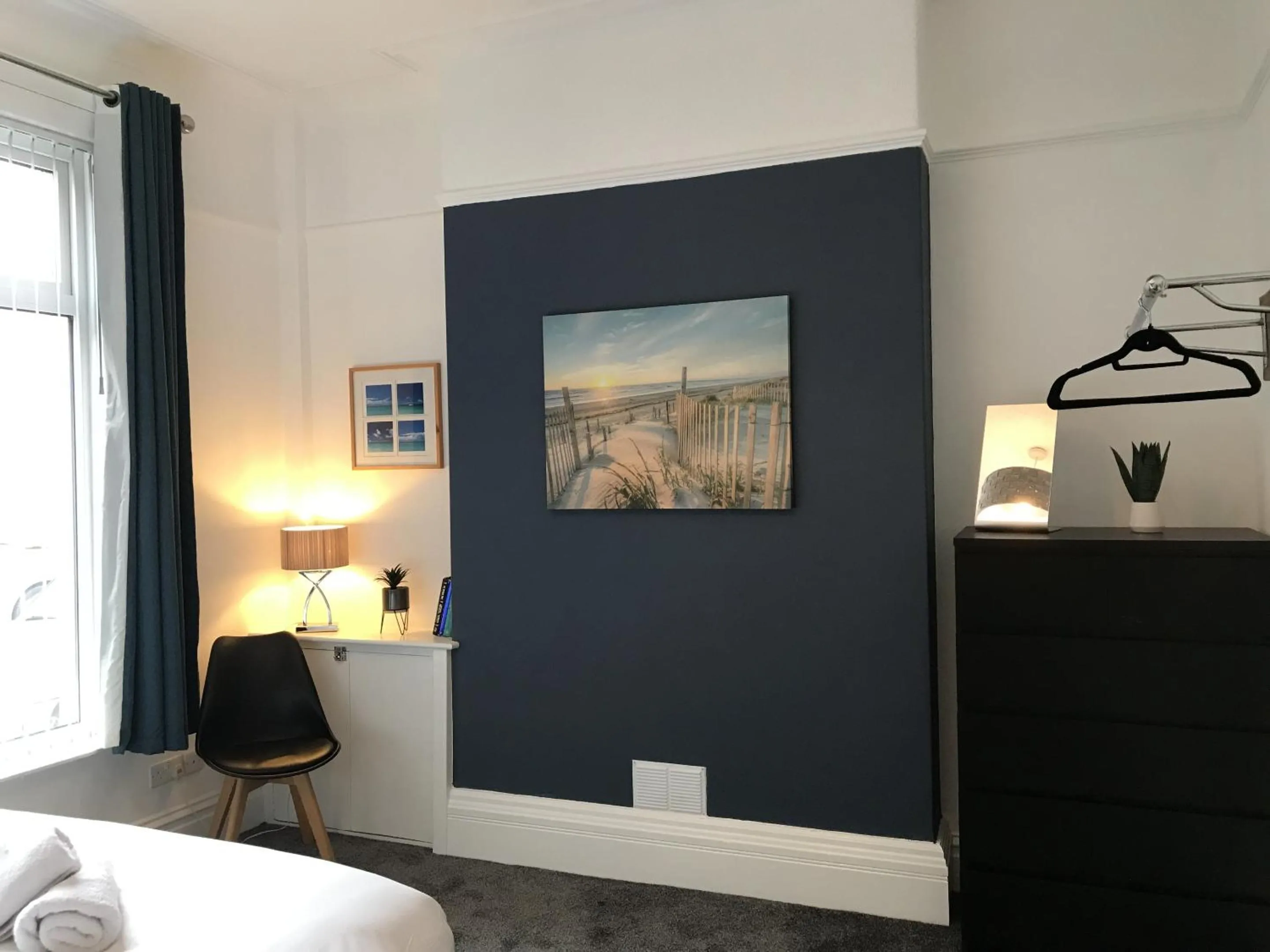 Bedroom in Bright Spacious 3-bed with office & patio, Preston