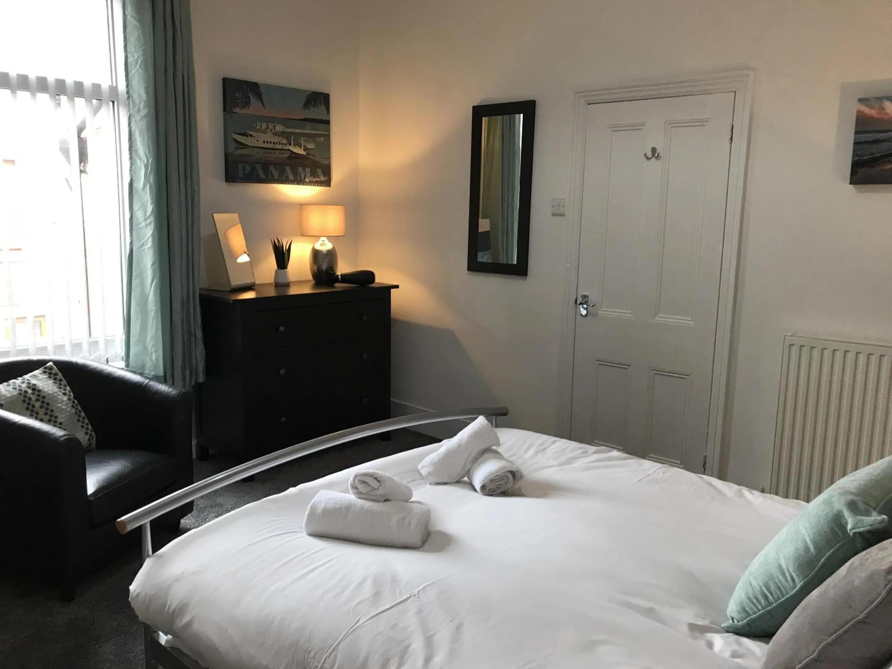 Bedroom in Bright Spacious 3-bed with office & patio, Preston