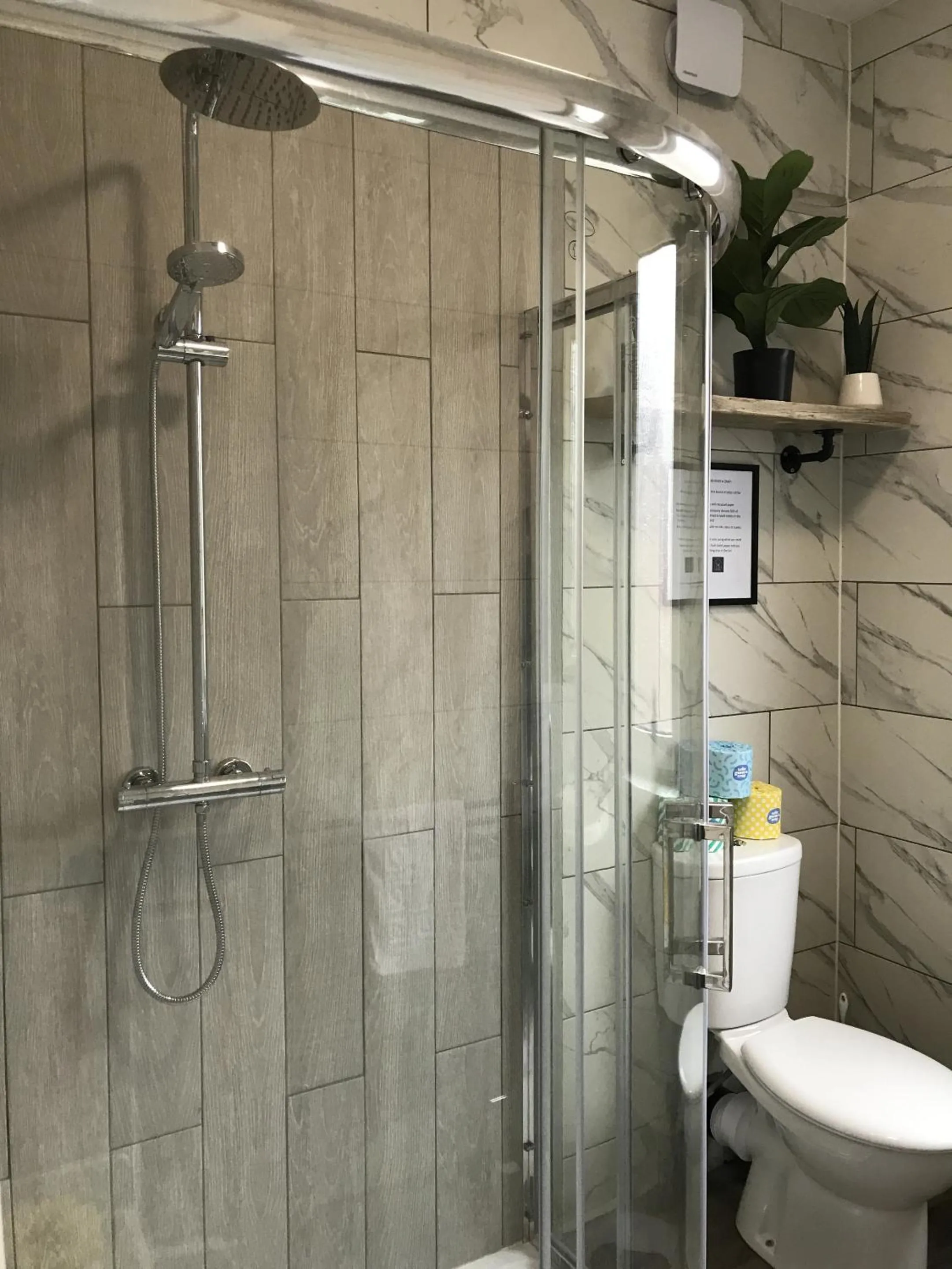 Bathroom in Bright Spacious 3-bed with office & patio, Preston