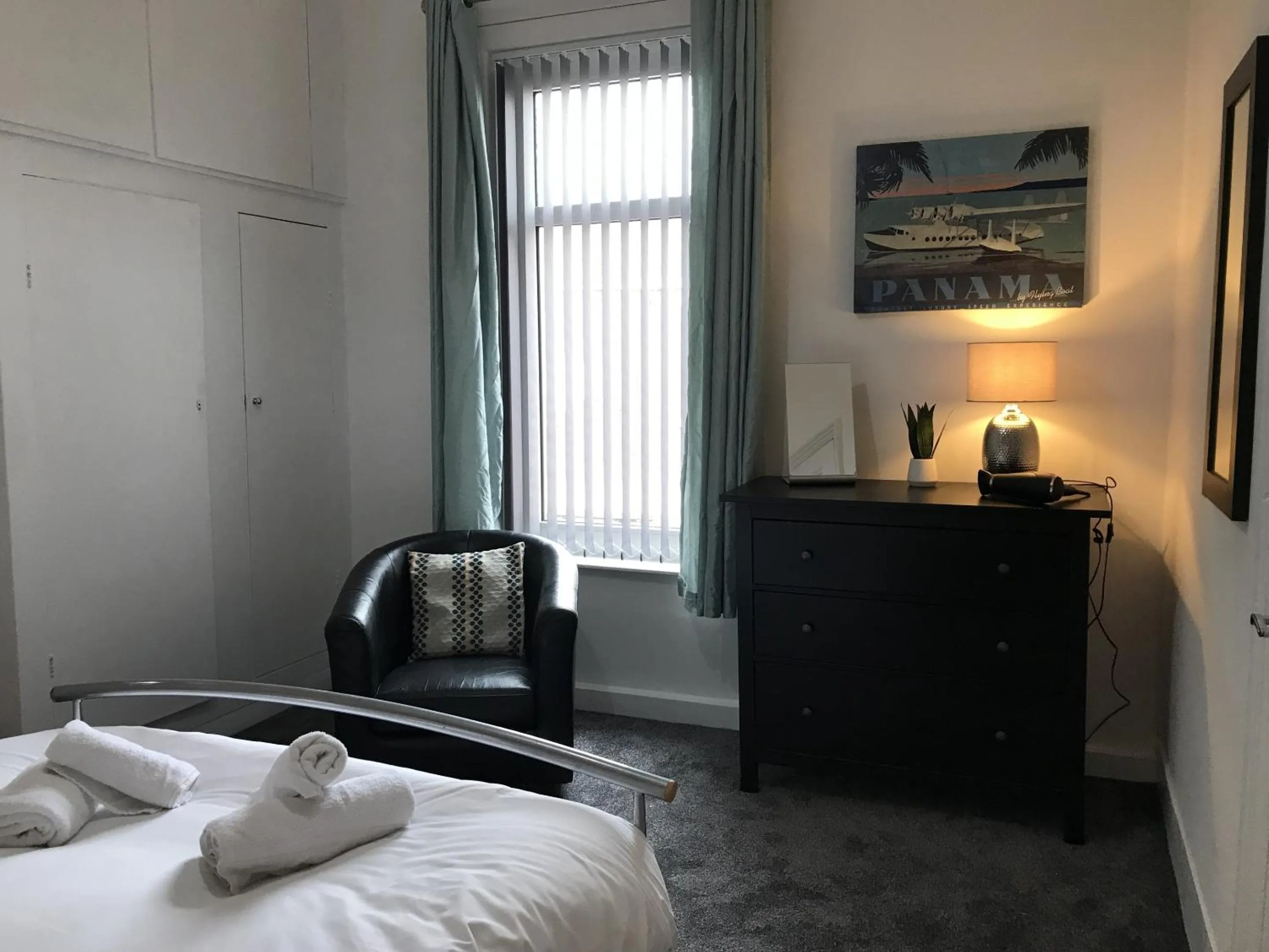 Bedroom in Bright Spacious 3-bed with office & patio, Preston
