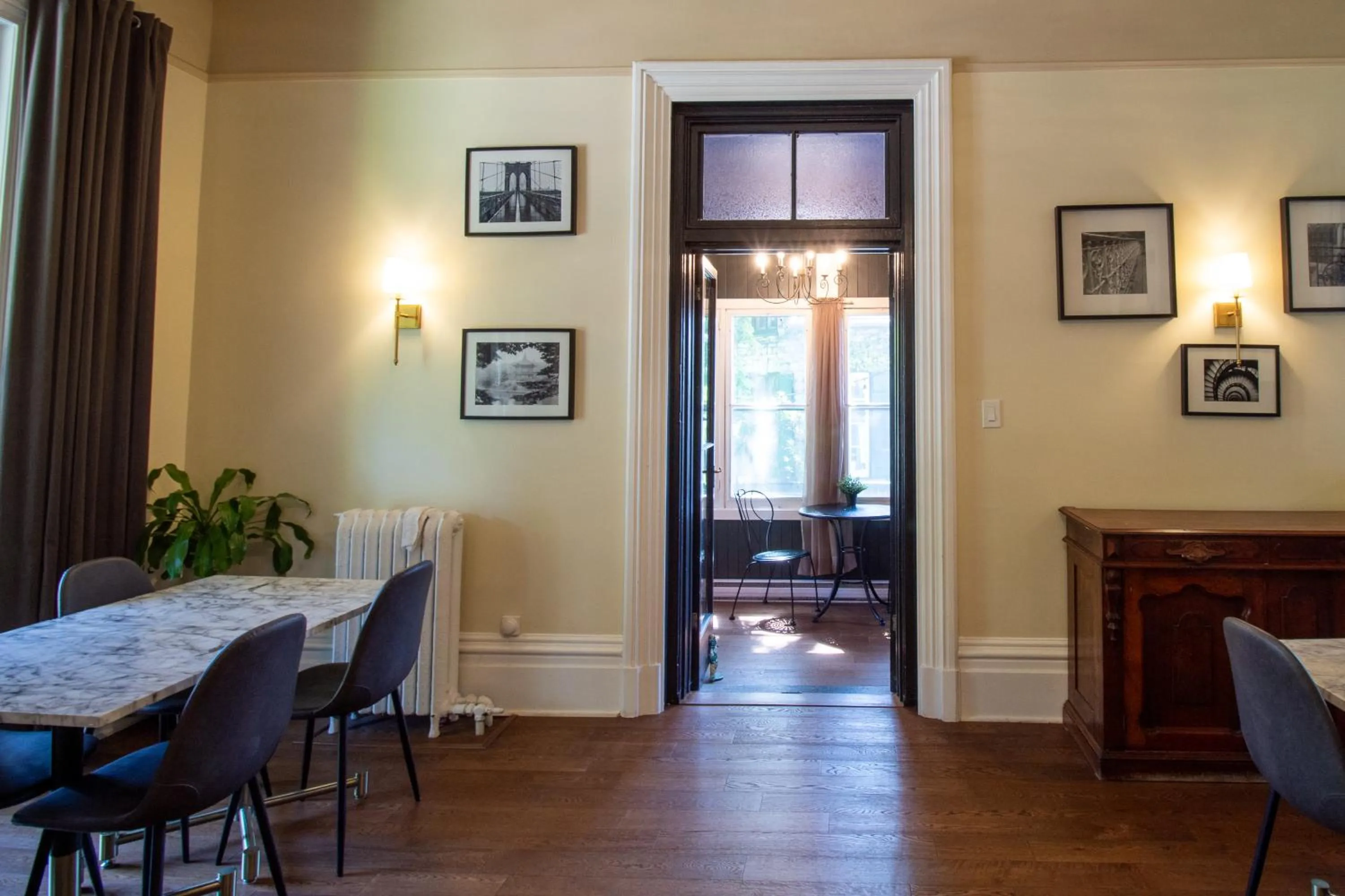Dining area in Hochelaga Inn