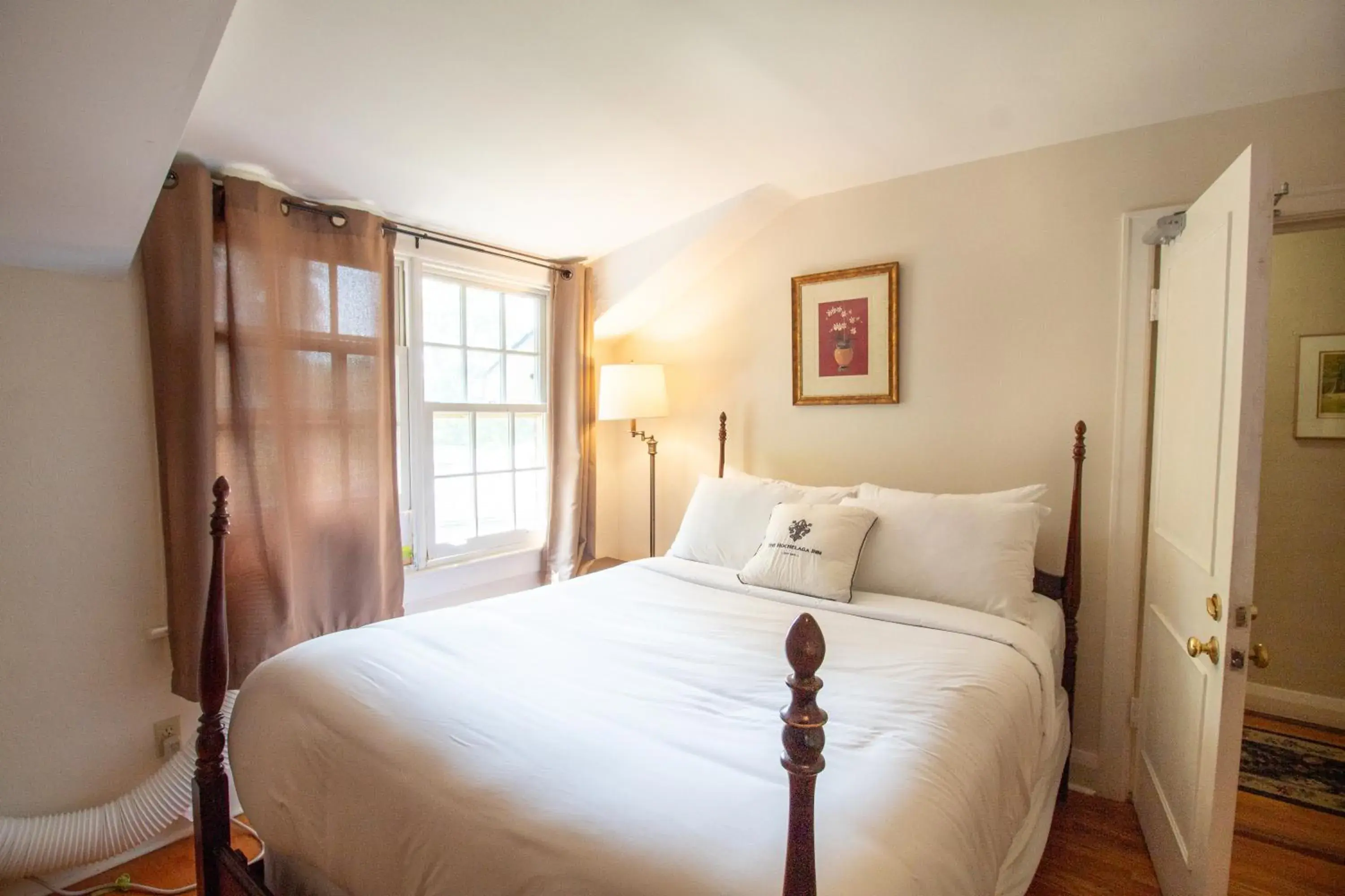 Bedroom, Bed in Hochelaga Inn Bedroom, Bed in Hochelaga Inn