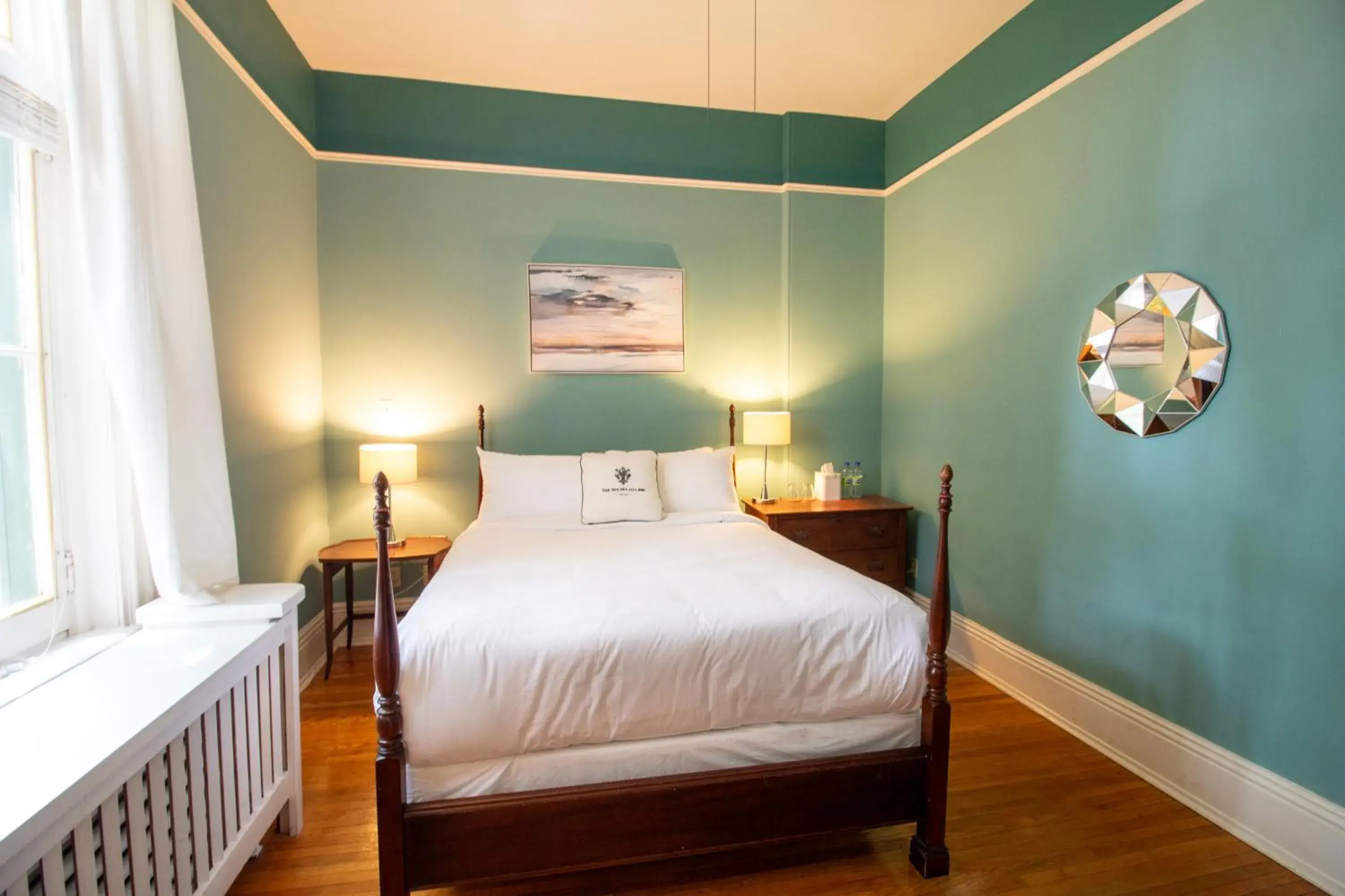 Bed in Hochelaga Inn Bed in Hochelaga Inn