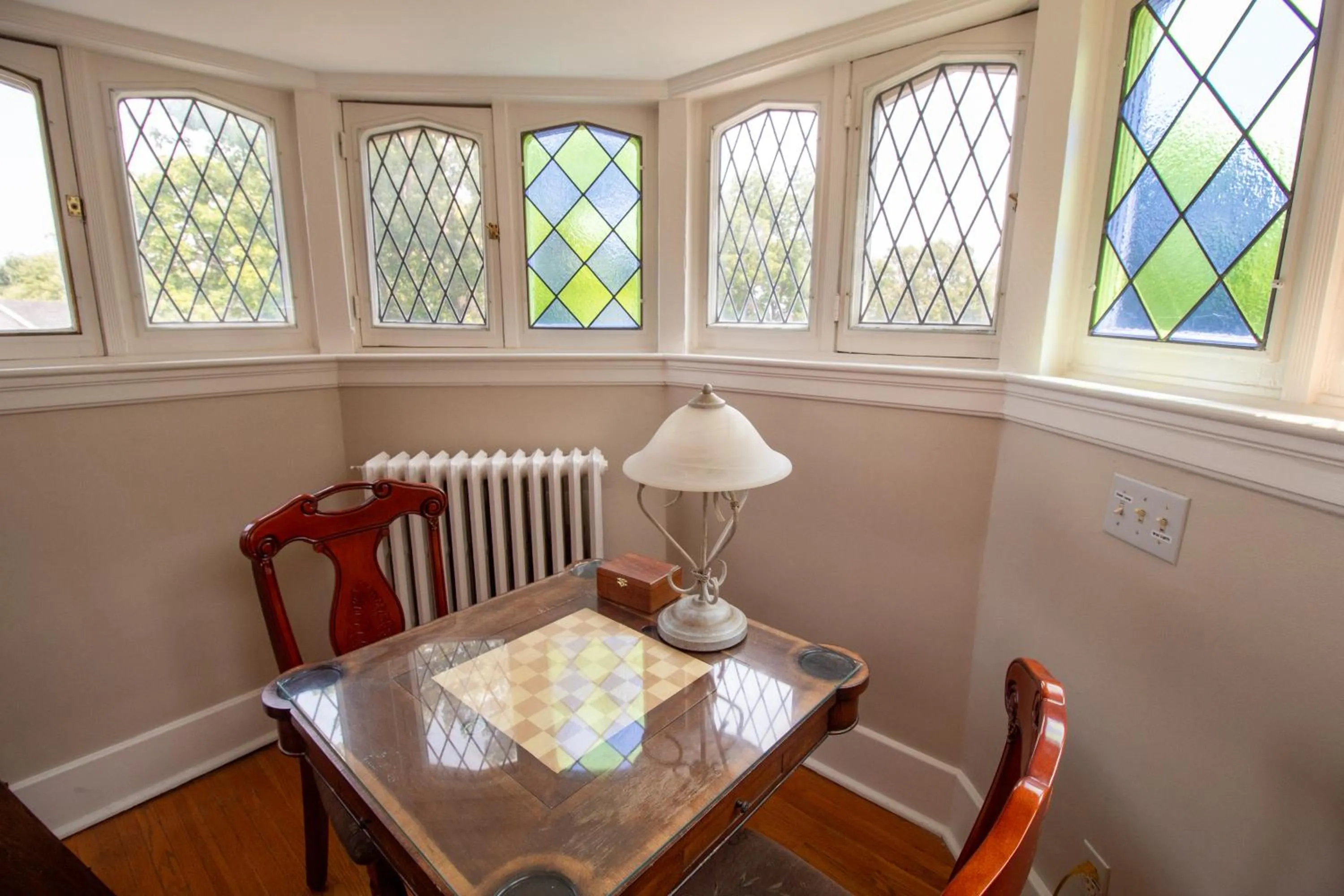 Seating area in Hochelaga Inn