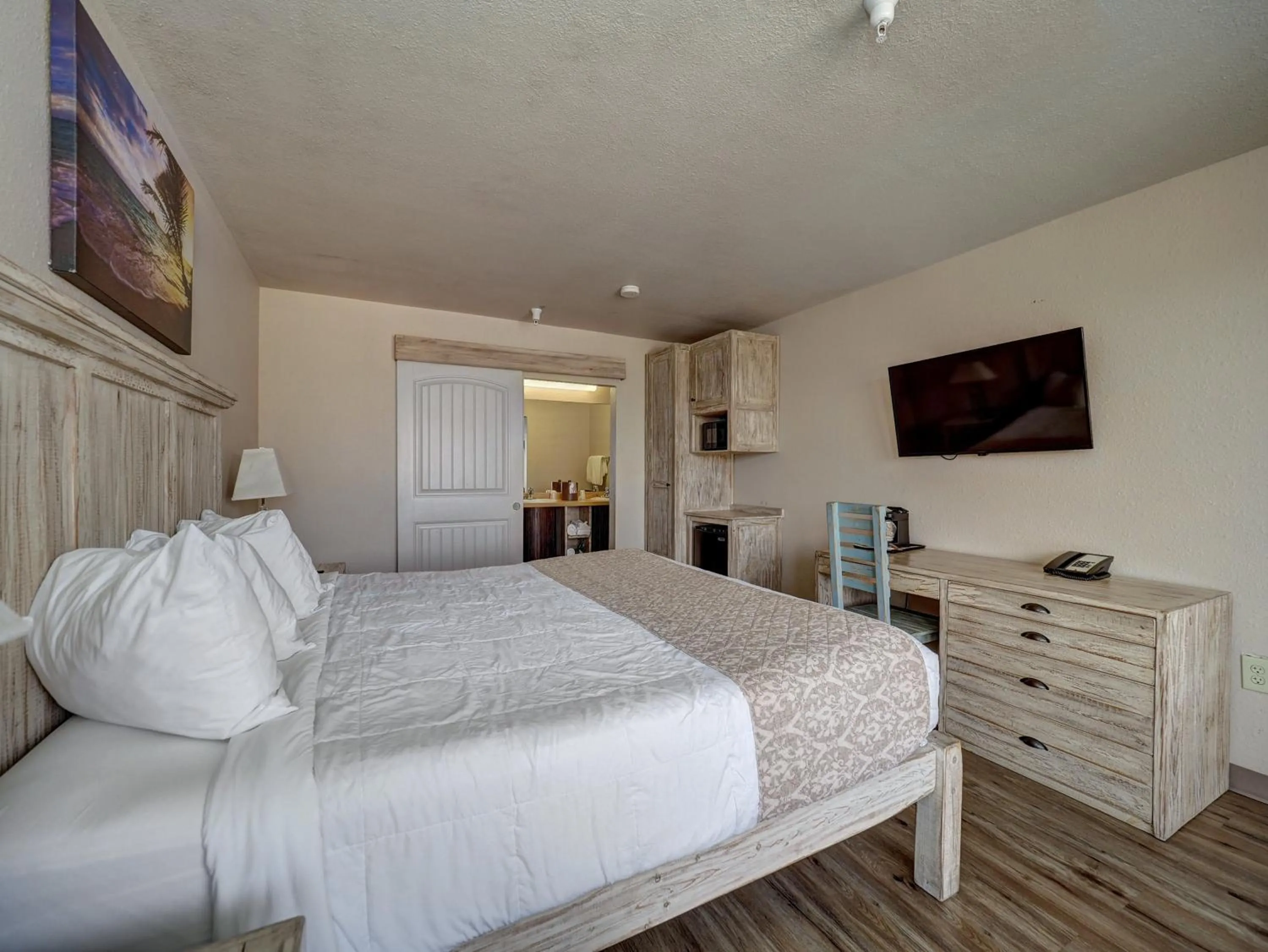 Communal lounge/ TV room, Bed in Hotel DeVille