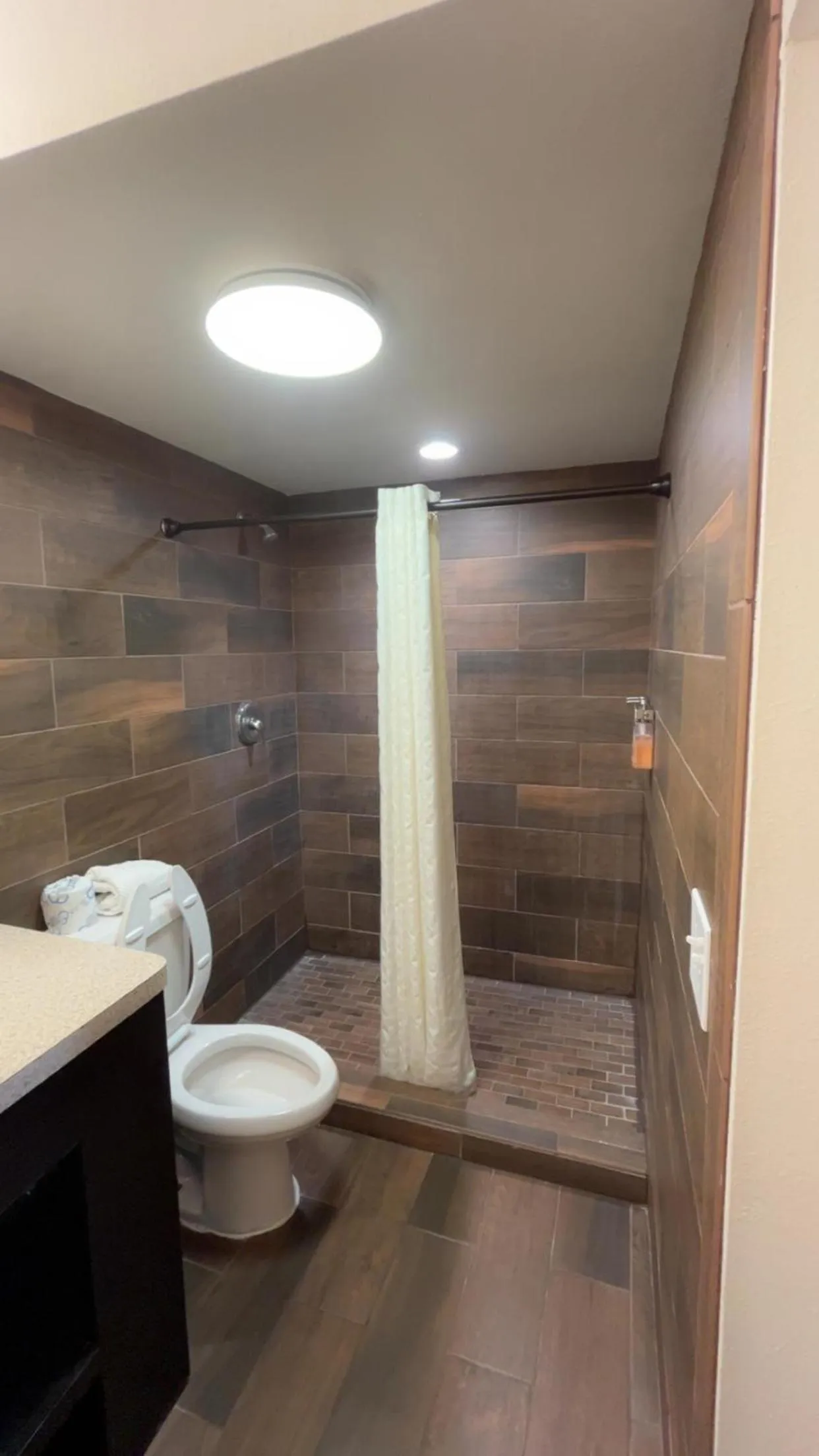 Shower in Hotel DeVille