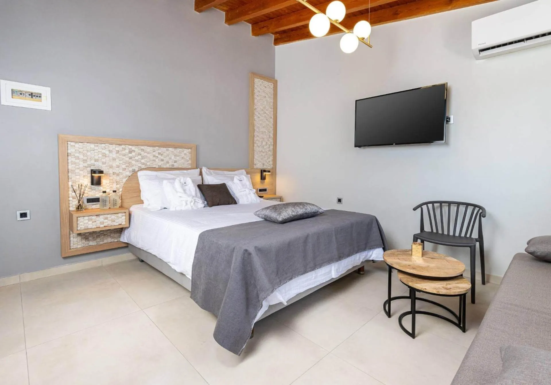 Bed in Metropolitan Pearl Boutique Hotel