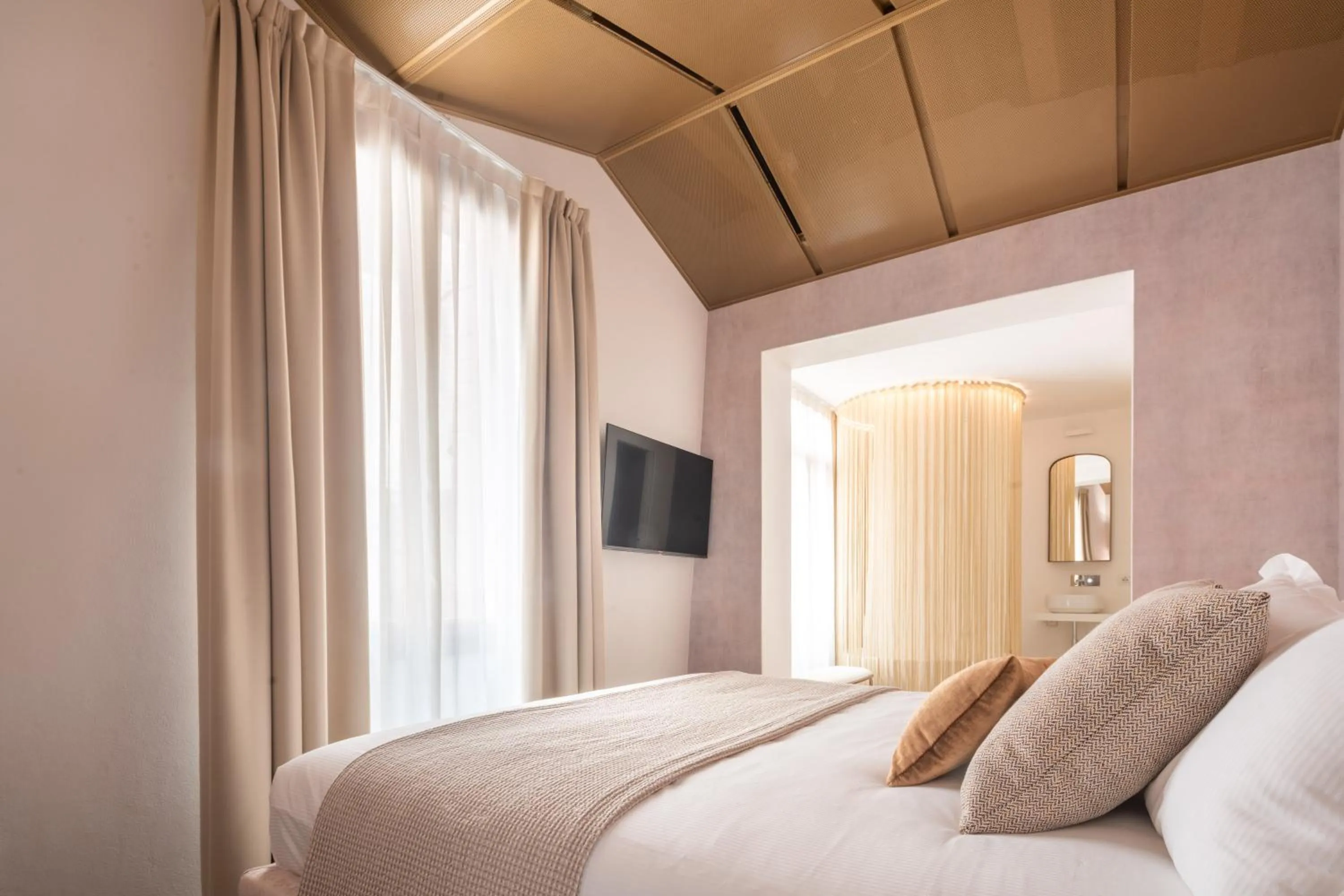 Photo of the whole room, Bed in Ninfea Luxury Suites