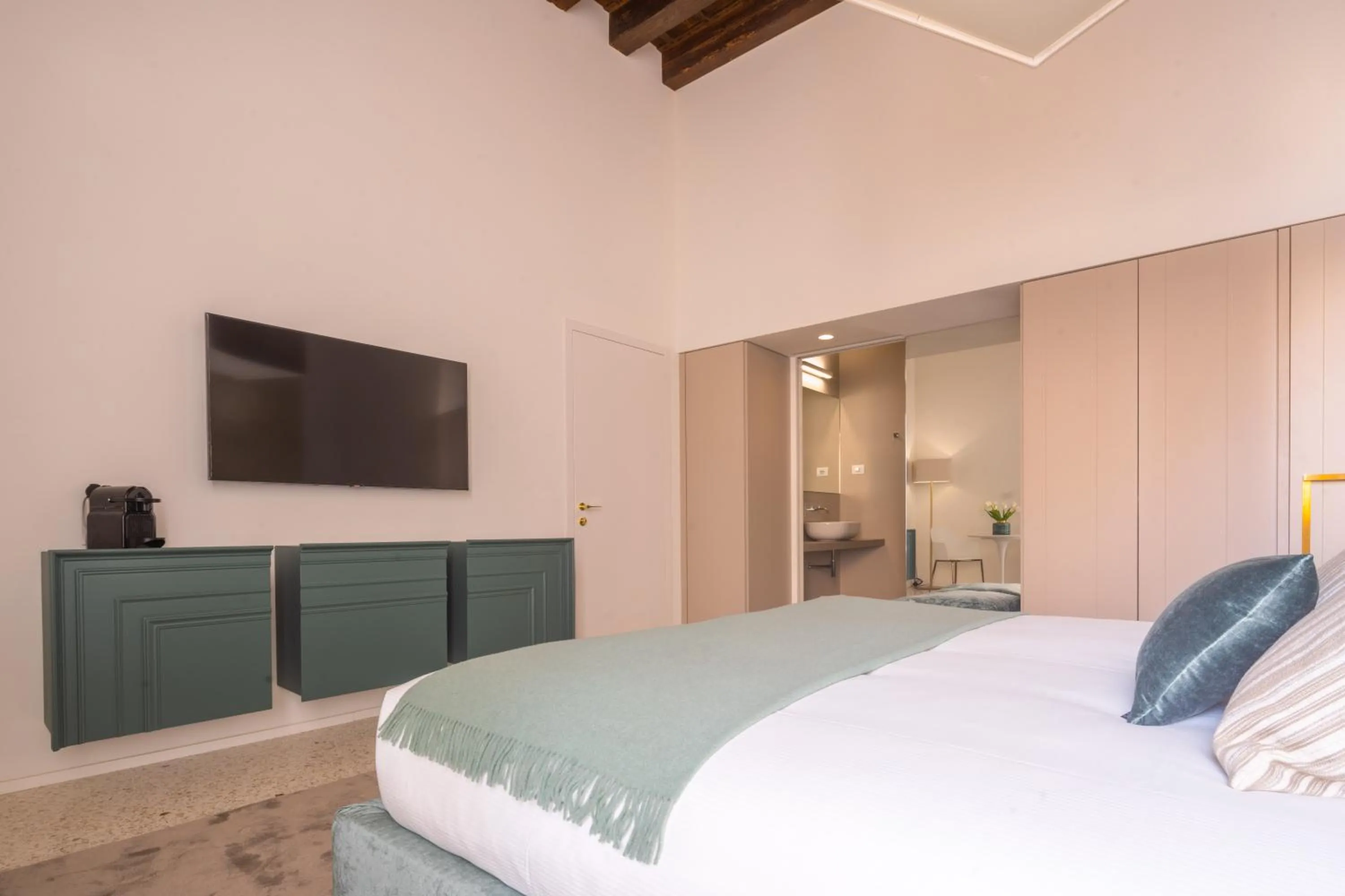 TV and multimedia, Bed in Ninfea Luxury Suites