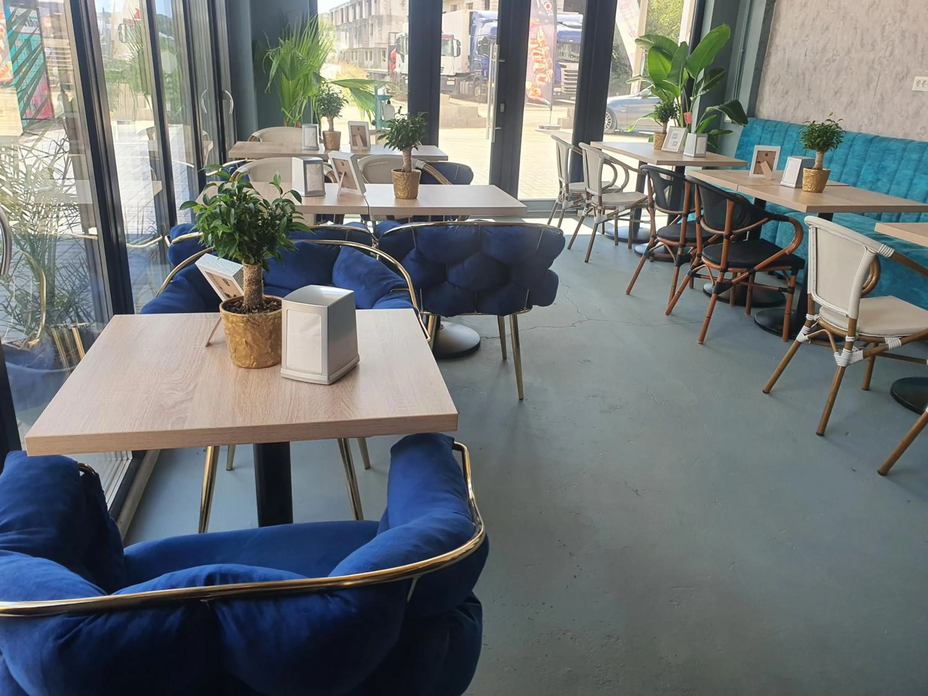 Restaurant/places to eat in Grey Residence Apartments