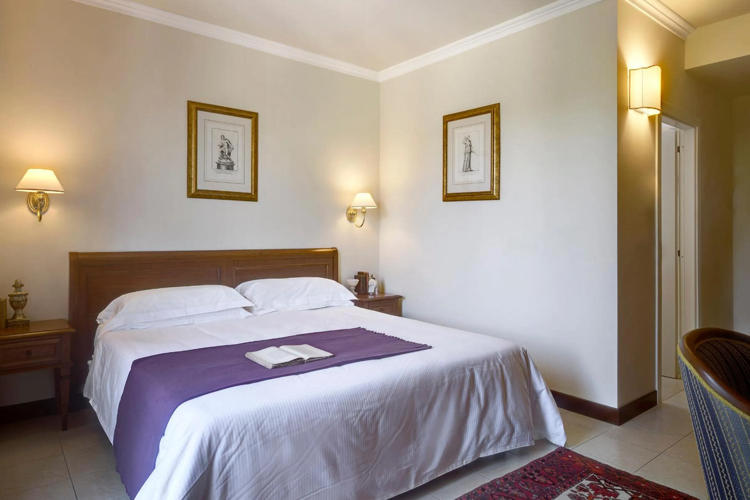 Photo of the whole room, Bed in Villa Cattani Stuart XVII secolo