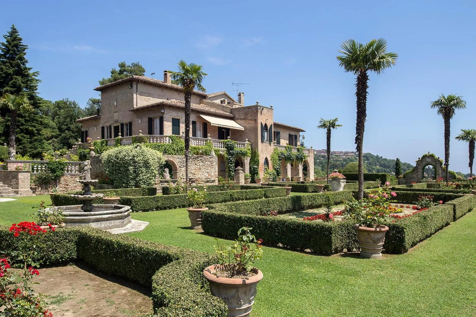 Property building in Villa Cattani Stuart XVII secolo