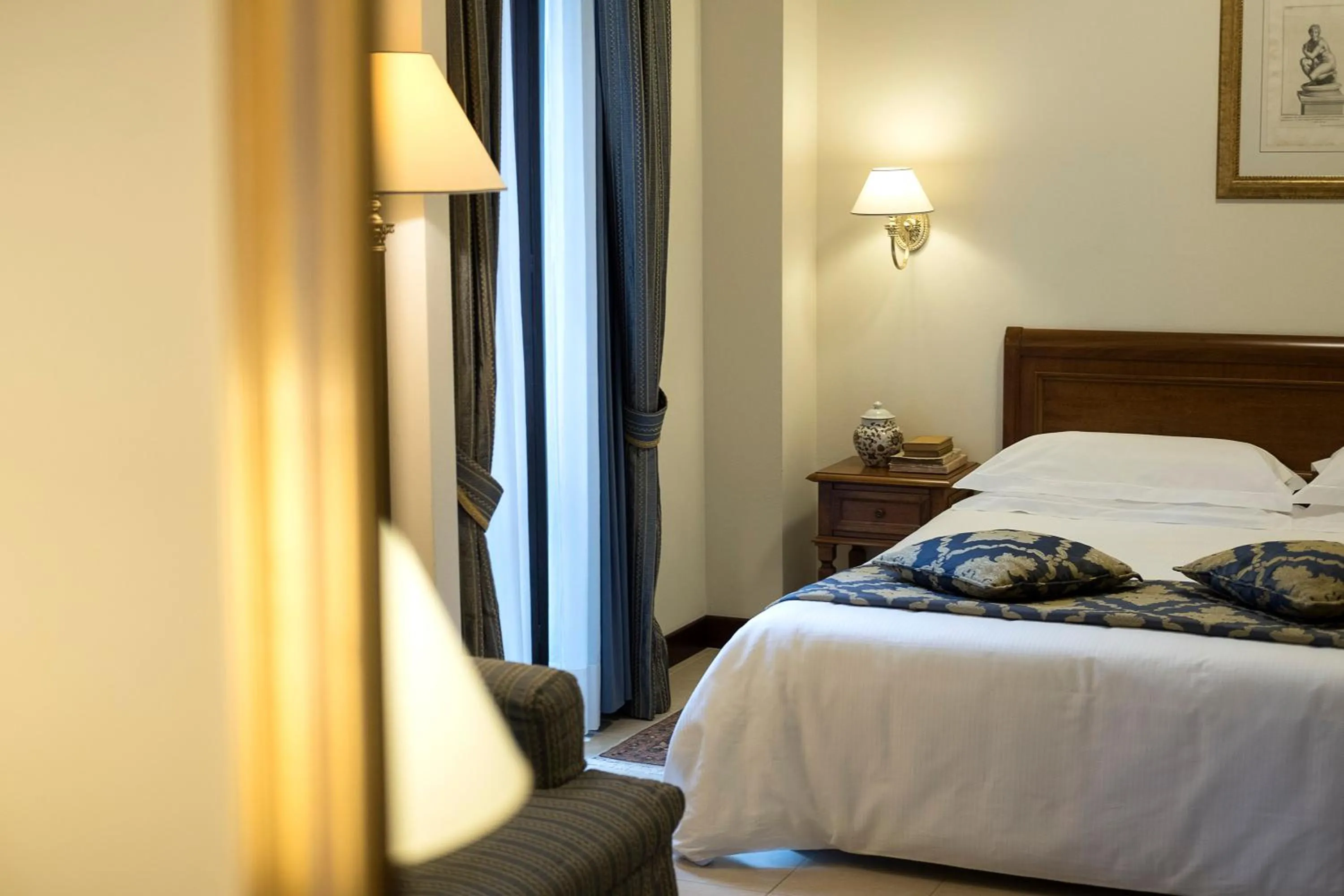 Photo of the whole room, Bed in Villa Cattani Stuart XVII secolo