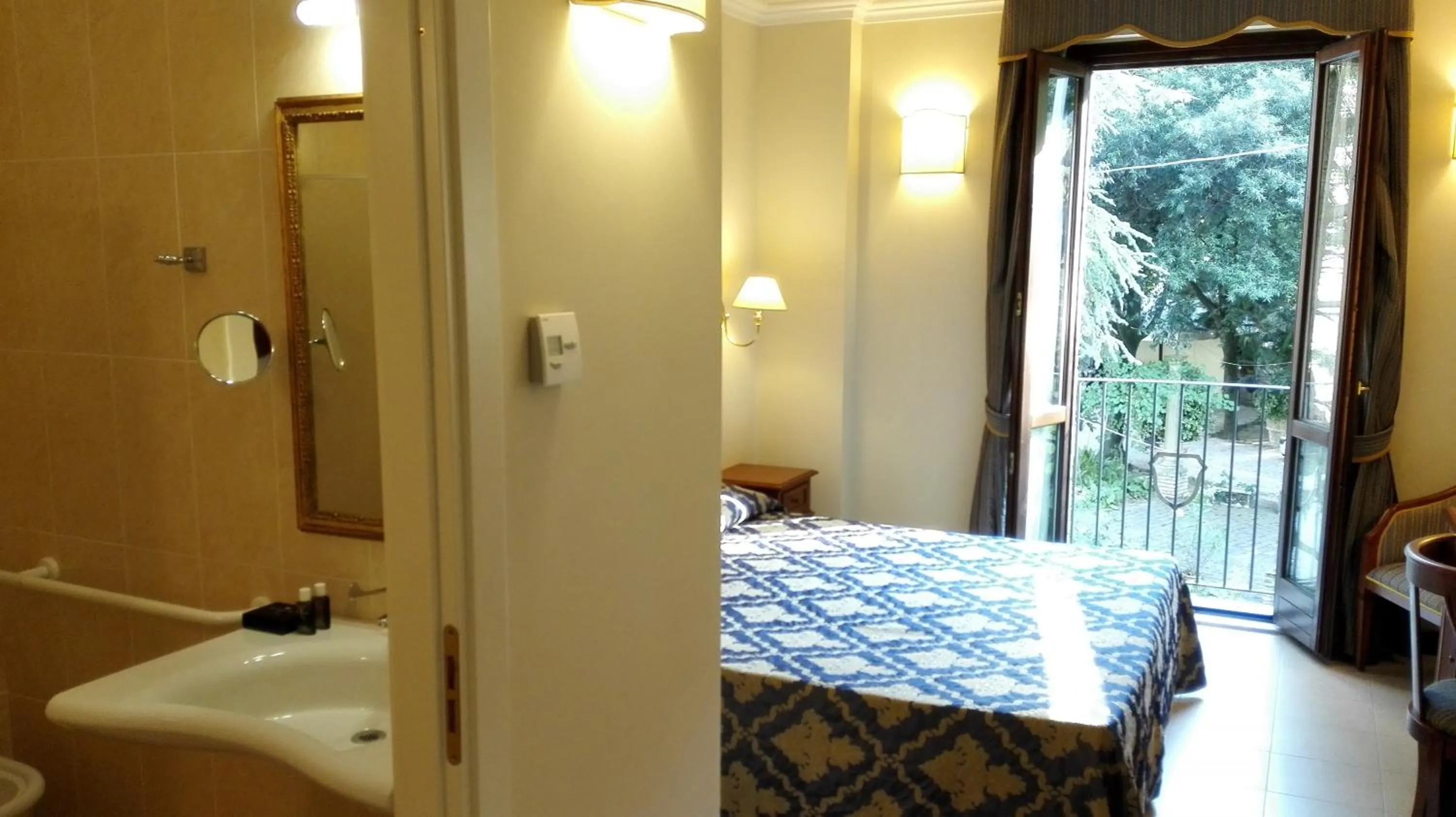 Bathroom, Bed in Villa Cattani Stuart XVII secolo