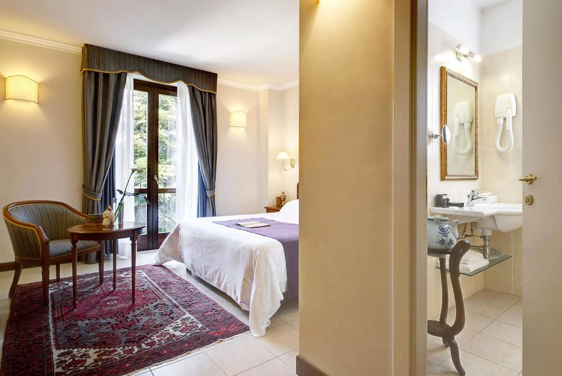 Photo of the whole room, Bed in Villa Cattani Stuart XVII secolo