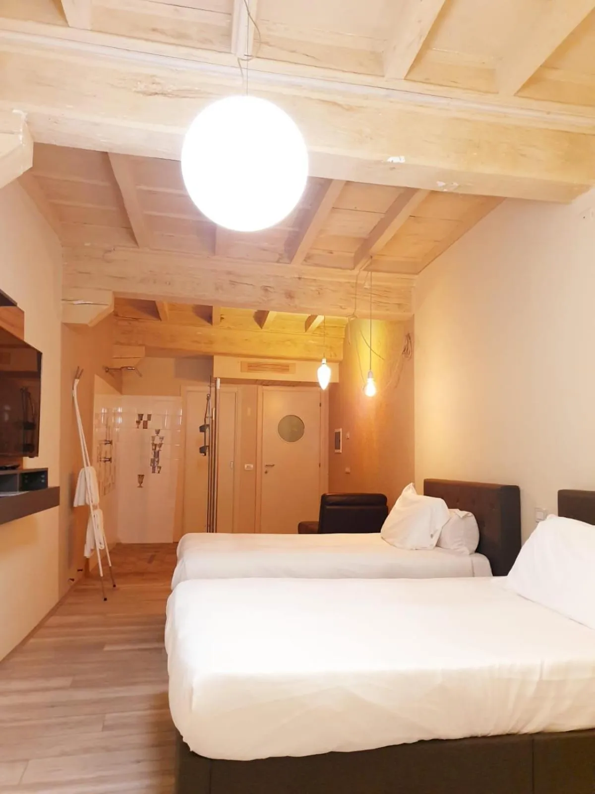 Shower, Bed in Hotel Aracoeli