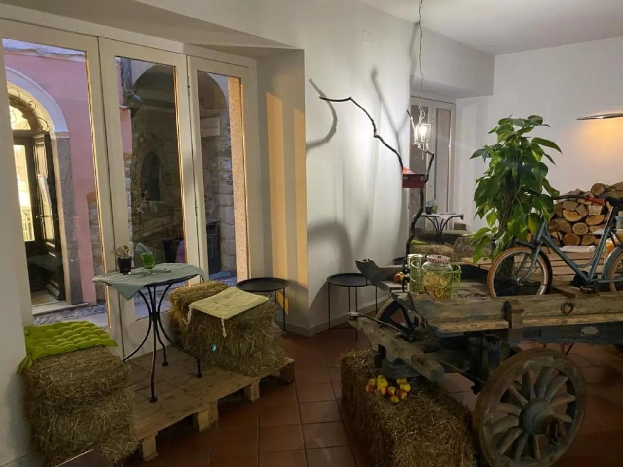 Restaurant/places to eat in Hotel Aracoeli