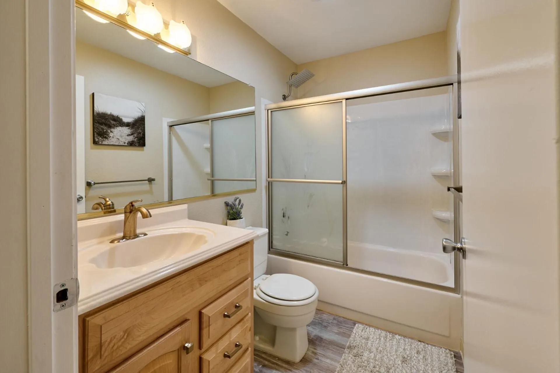 Shower in Surftides Plaza Rentals