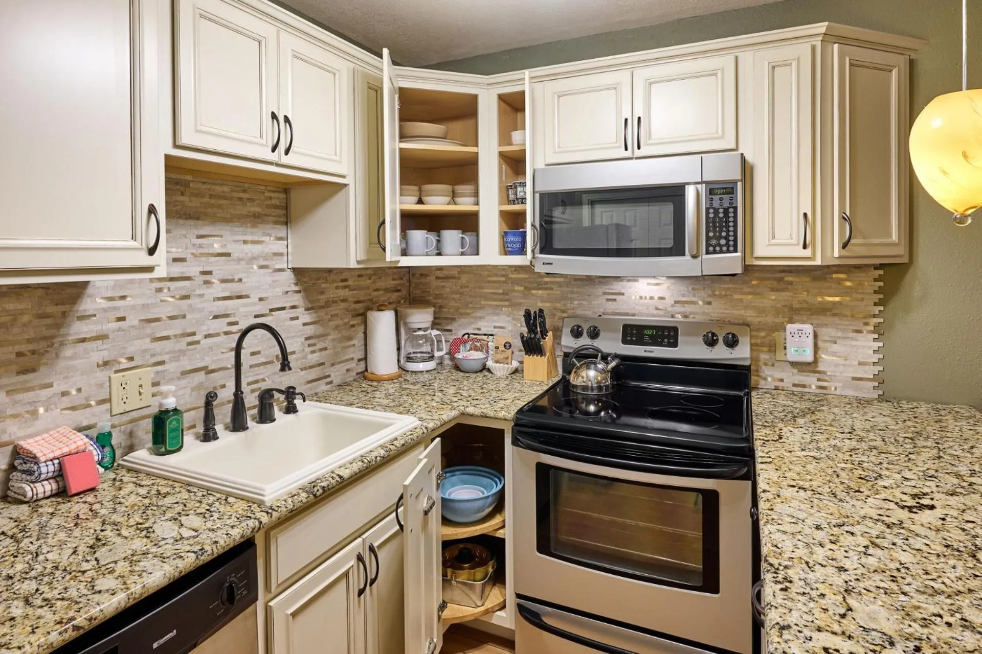 Kitchen or kitchenette in Surftides Plaza Rentals