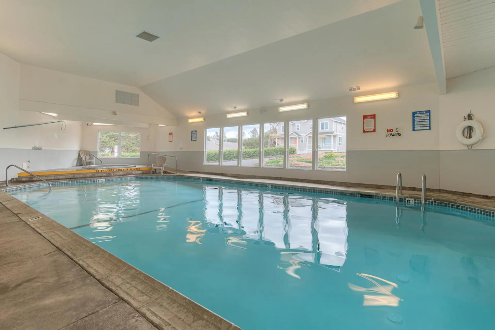 Swimming pool in Surftides Plaza Rentals