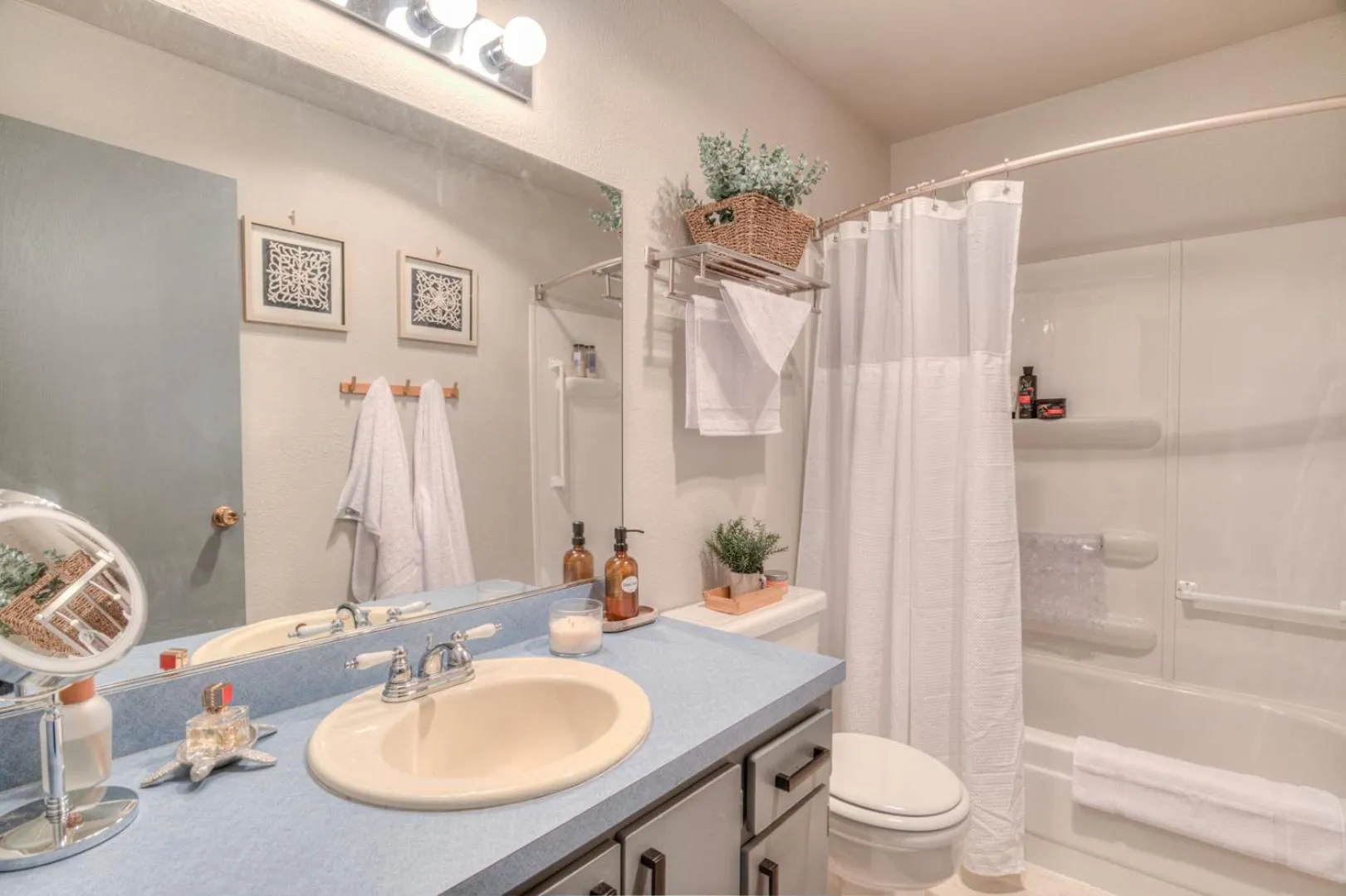 Shower in Surftides Plaza Rentals