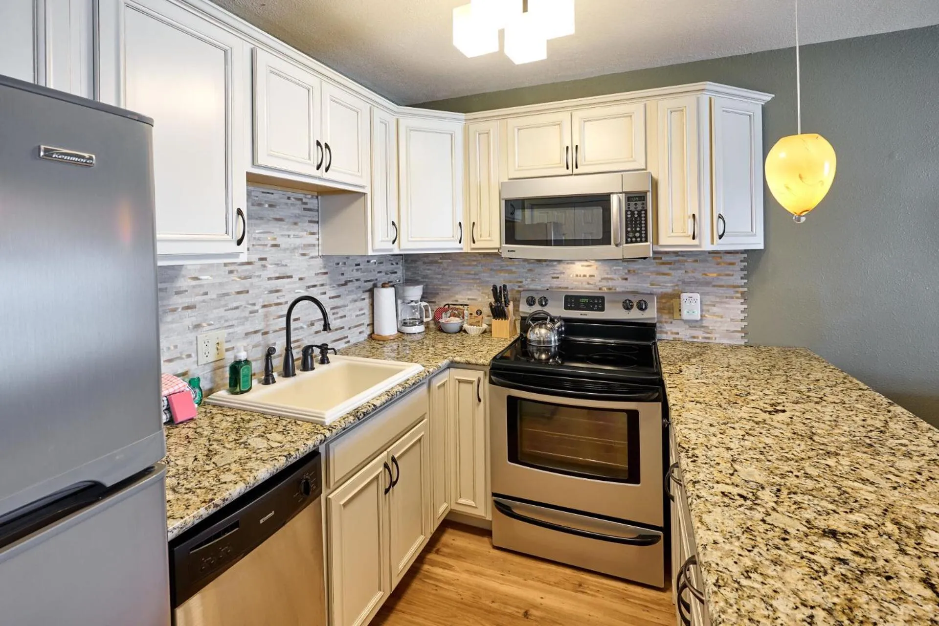 Kitchen or kitchenette in Surftides Plaza Rentals
