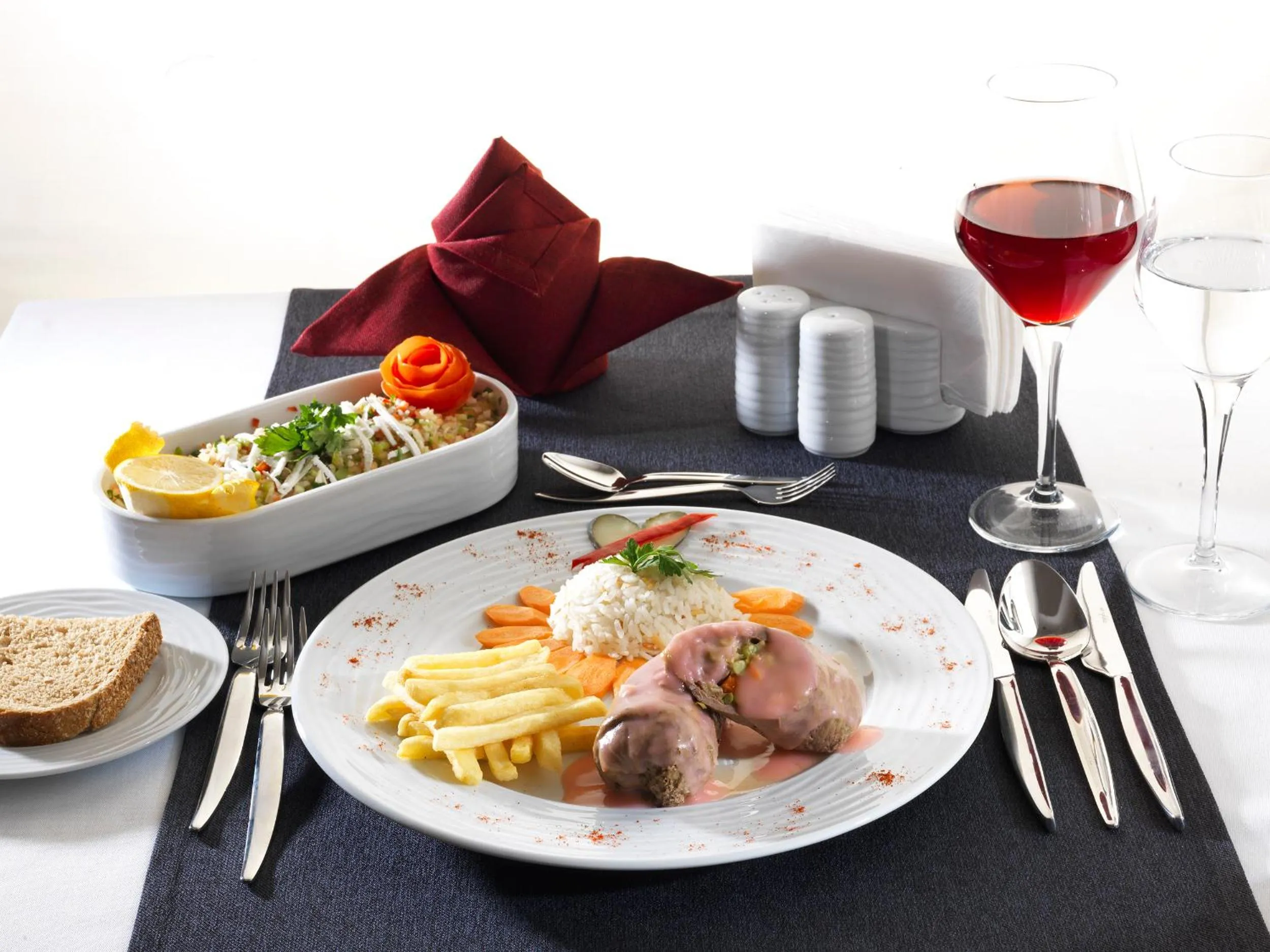 Restaurant/places to eat in Inci Class Hotel