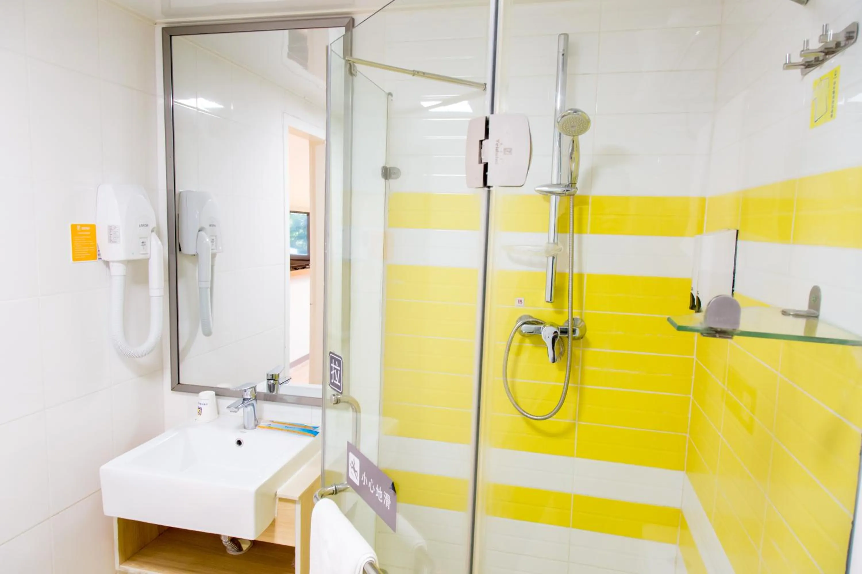 Bathroom in 7Days Inn Guangzhou Kecun Metro 2nd Branch