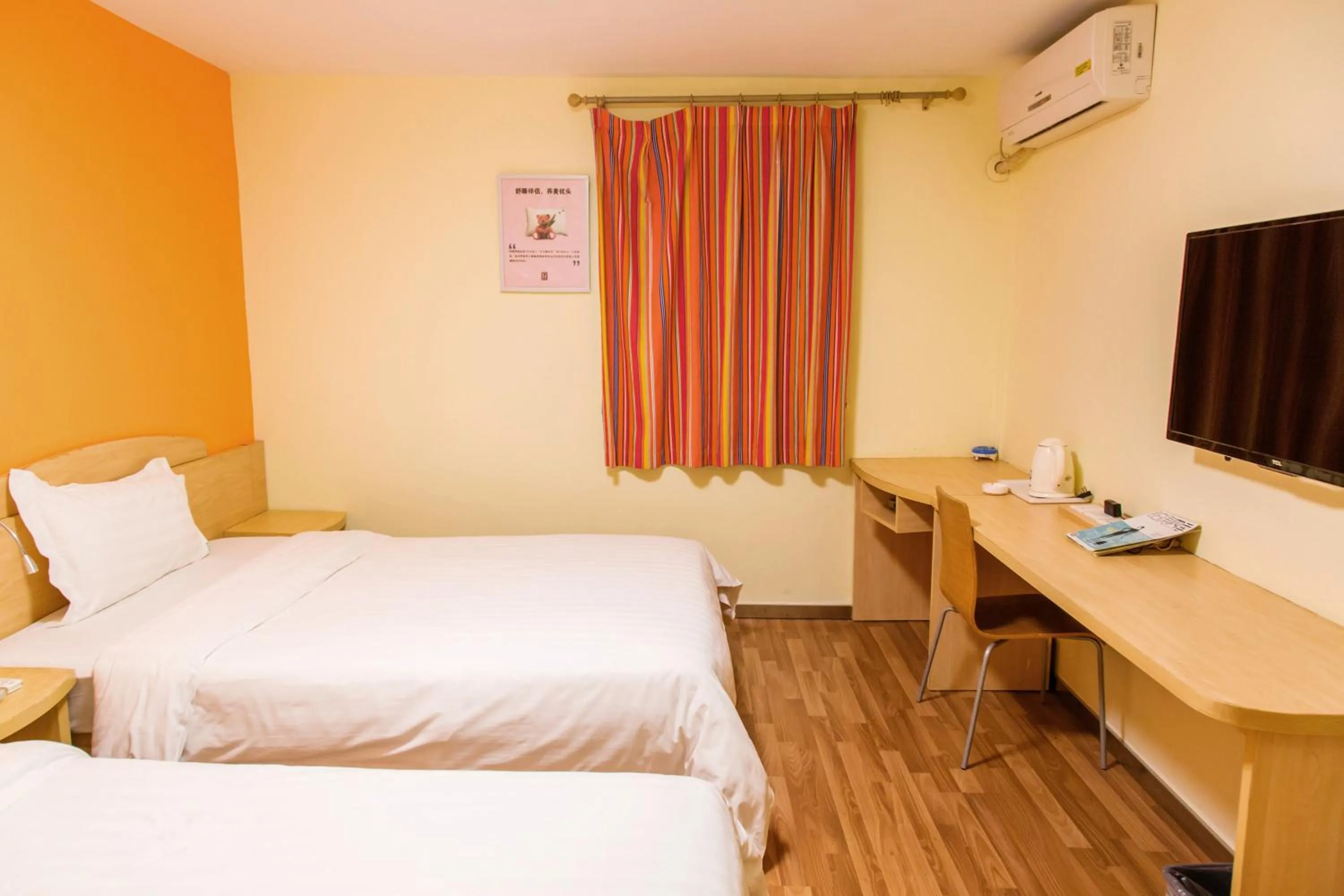 Photo of the whole room, TV/Entertainment Center in 7Days Inn Guangzhou Kecun Metro 2nd Branch