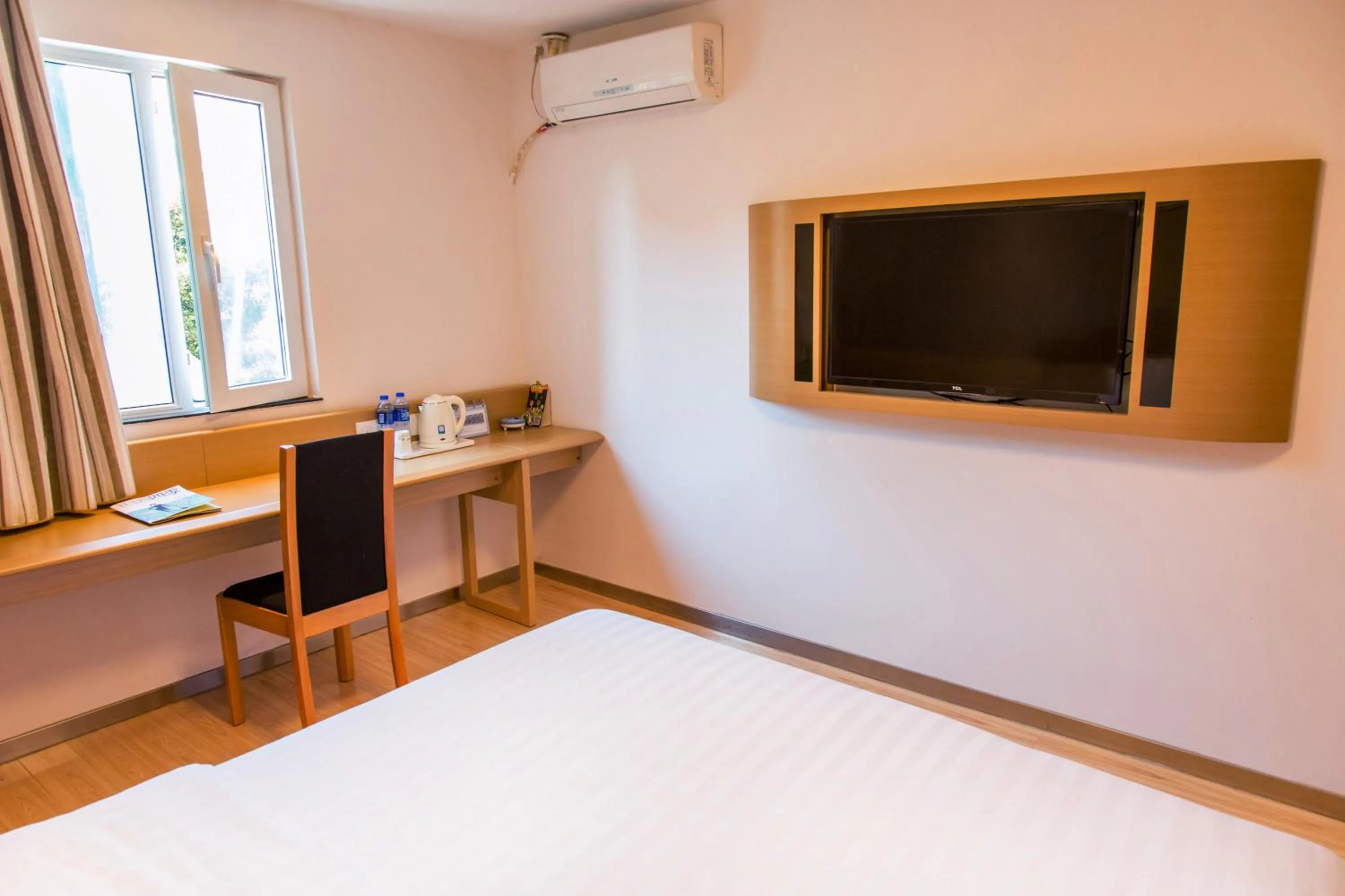 Day, TV/Entertainment Center in 7Days Inn Guangzhou Kecun Metro 2nd Branch