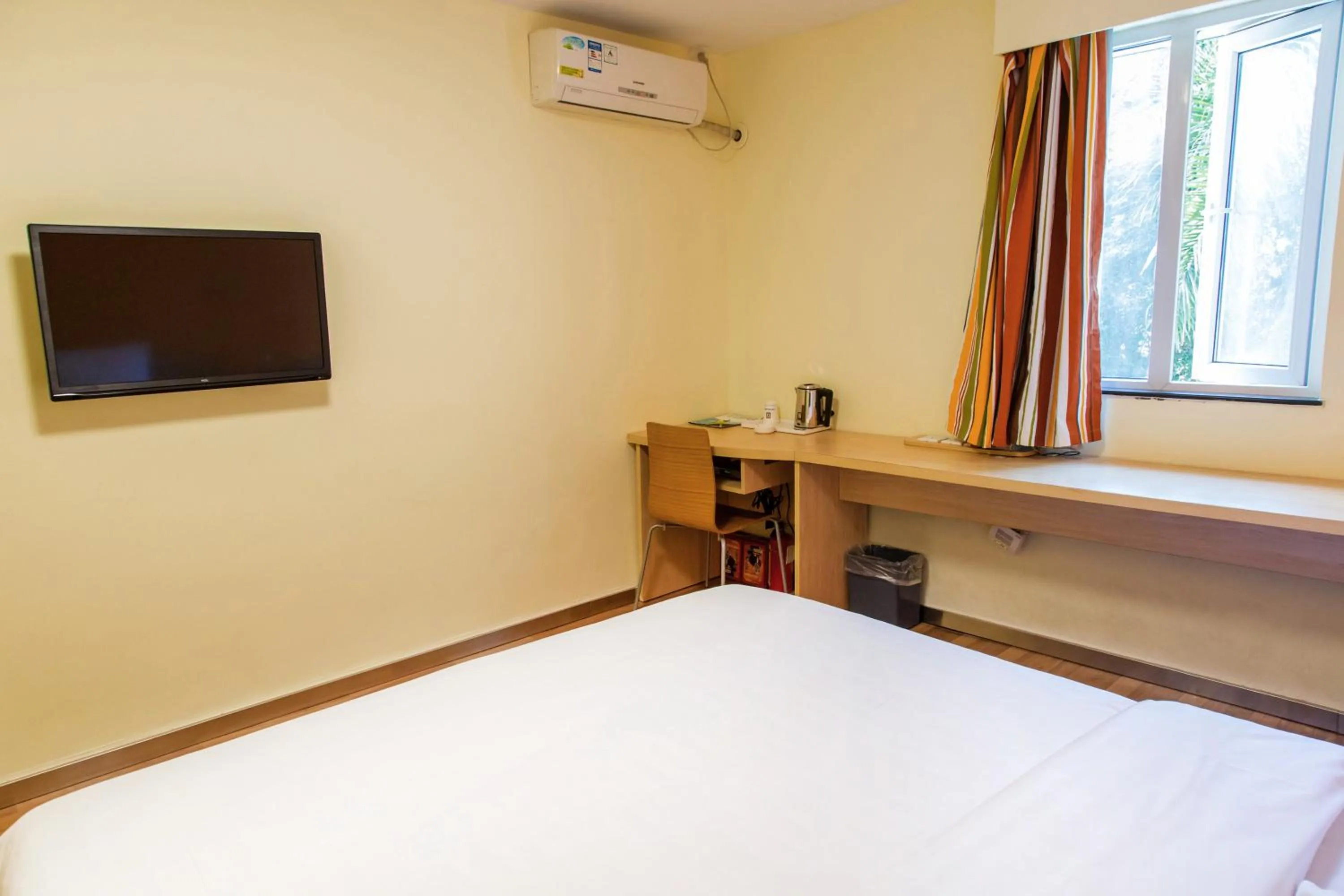 Day, TV/Entertainment Center in 7Days Inn Guangzhou Kecun Metro 2nd Branch